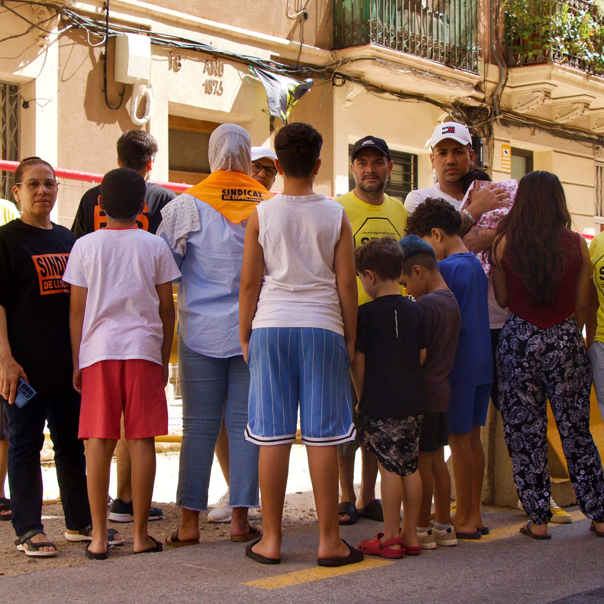 Vecinos y vecinas del Bloque 26 de Gener, en el distrito de Sants