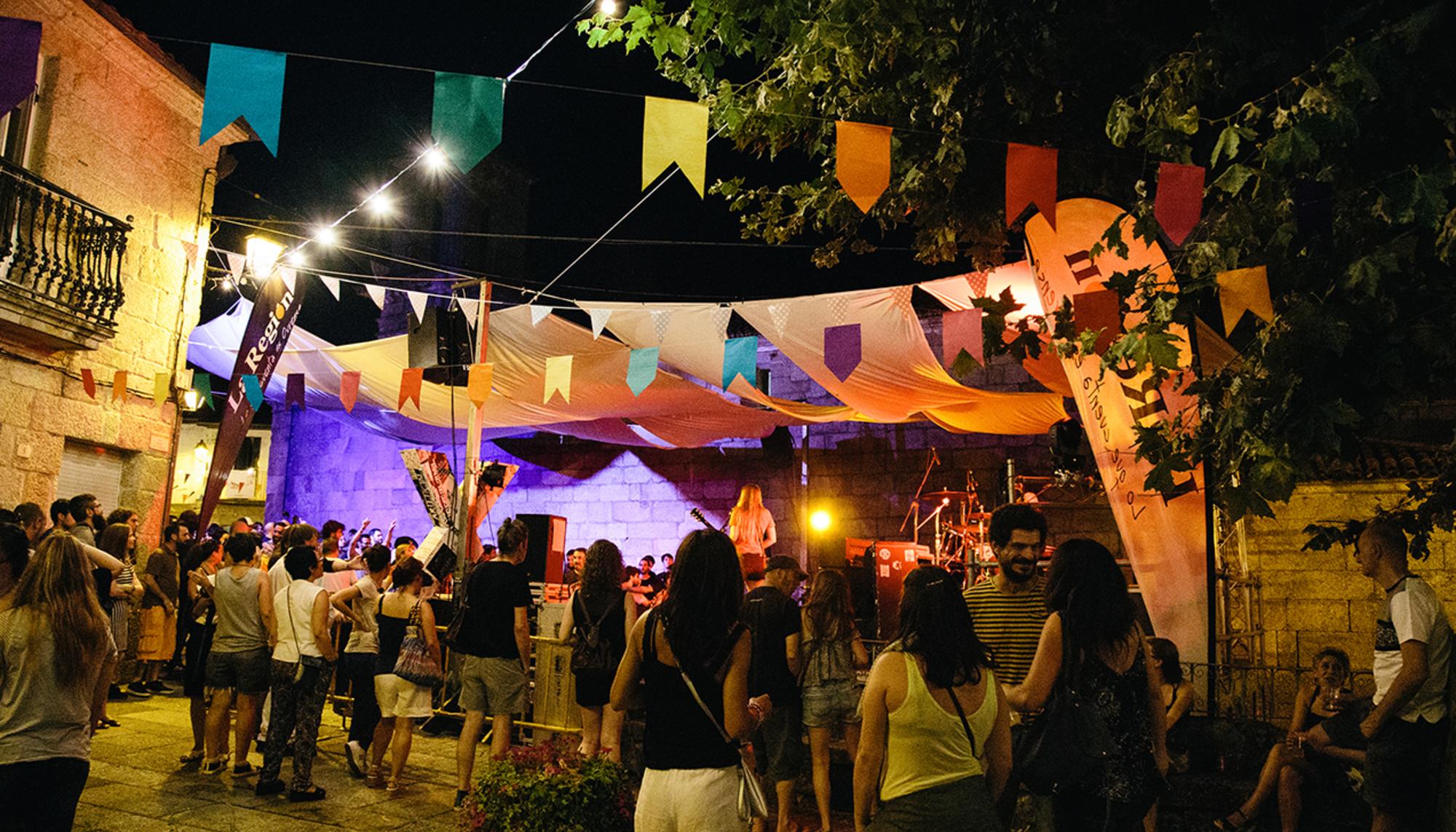 Público do festival Arteficial na praza de Buján de Ribadavia (Ourense)