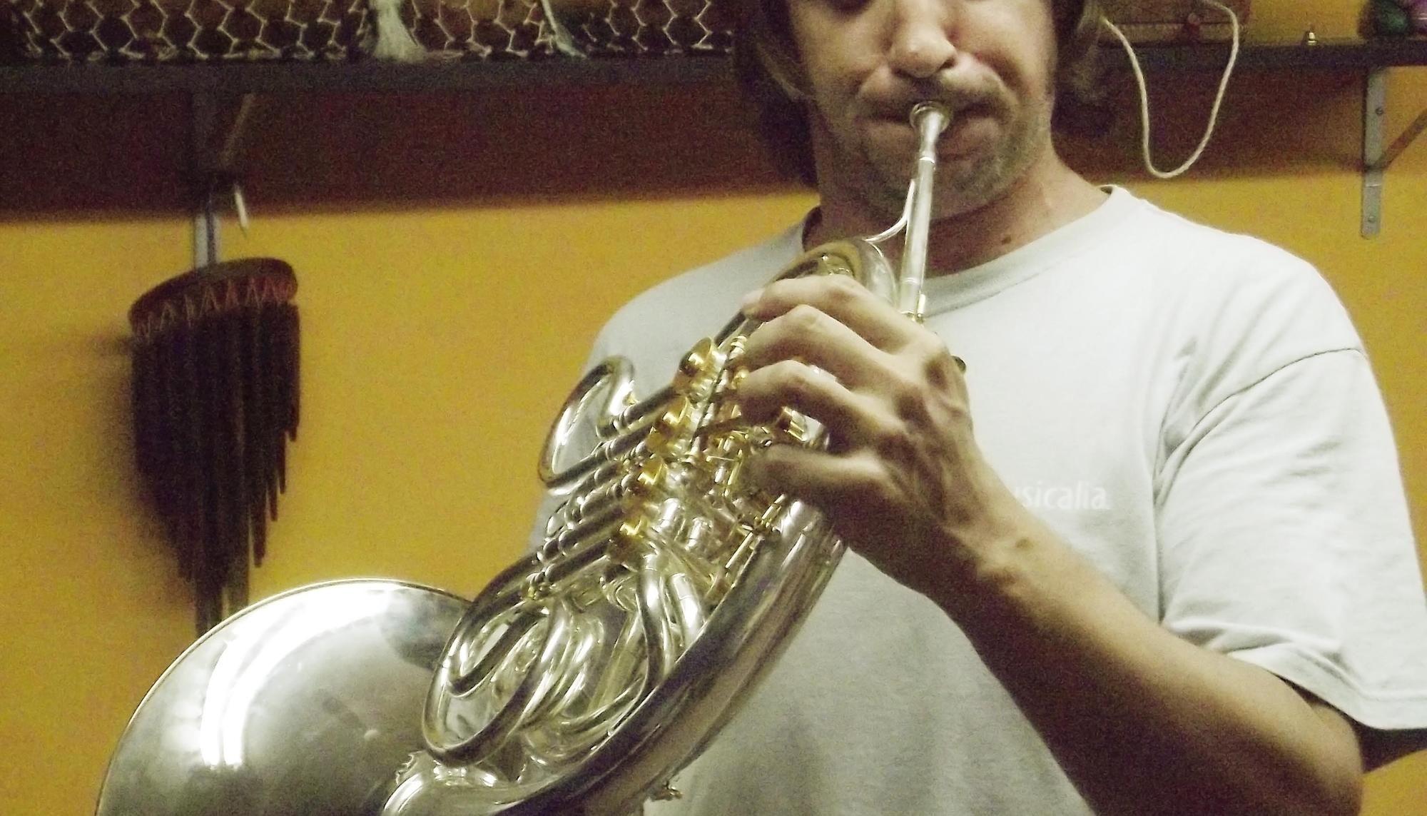 Juanjo Pastor tocando el corno