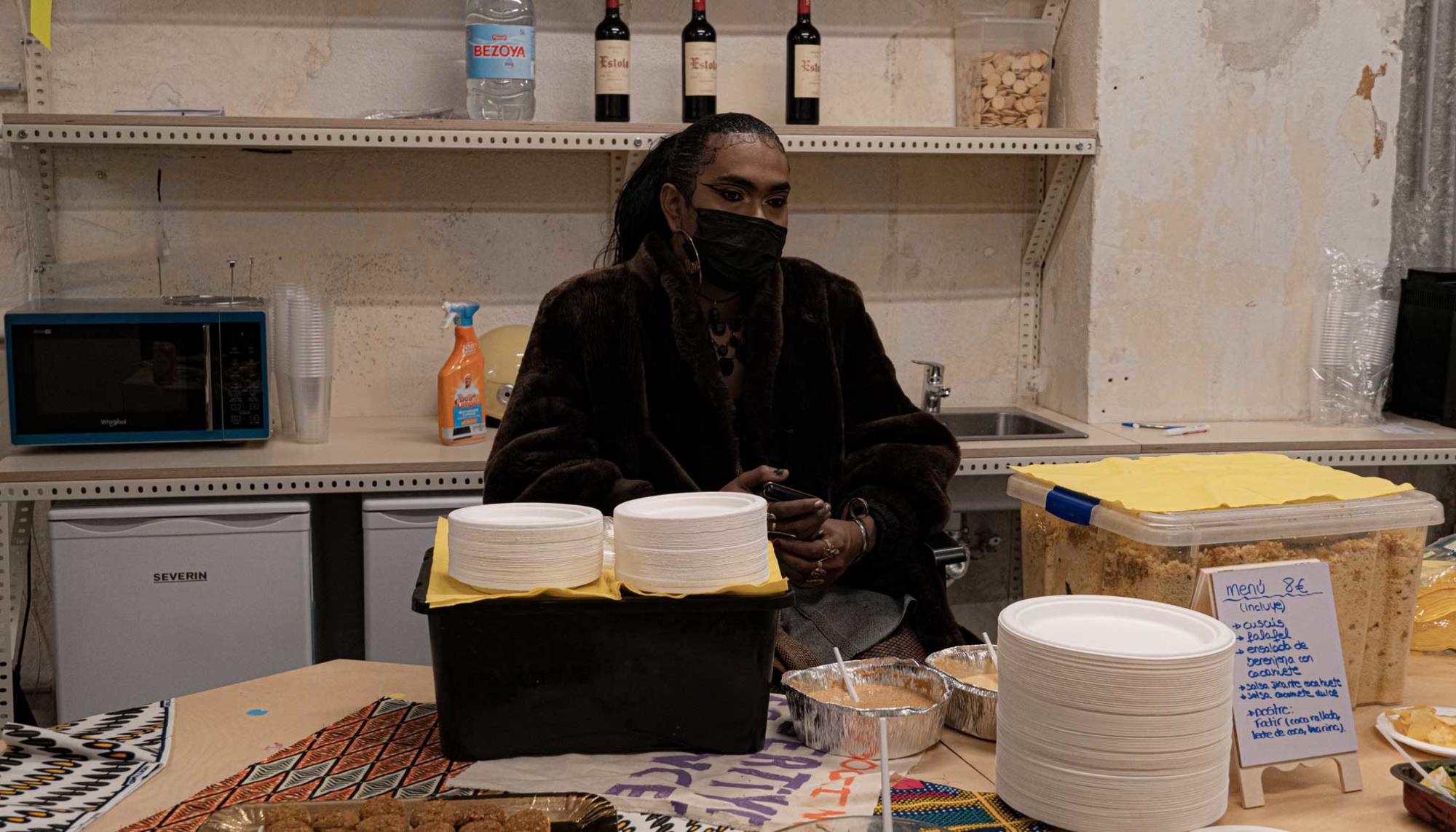 La apertura del Espacio Afro en Madrid contó con la comida sudanesa que cocinó Alex
