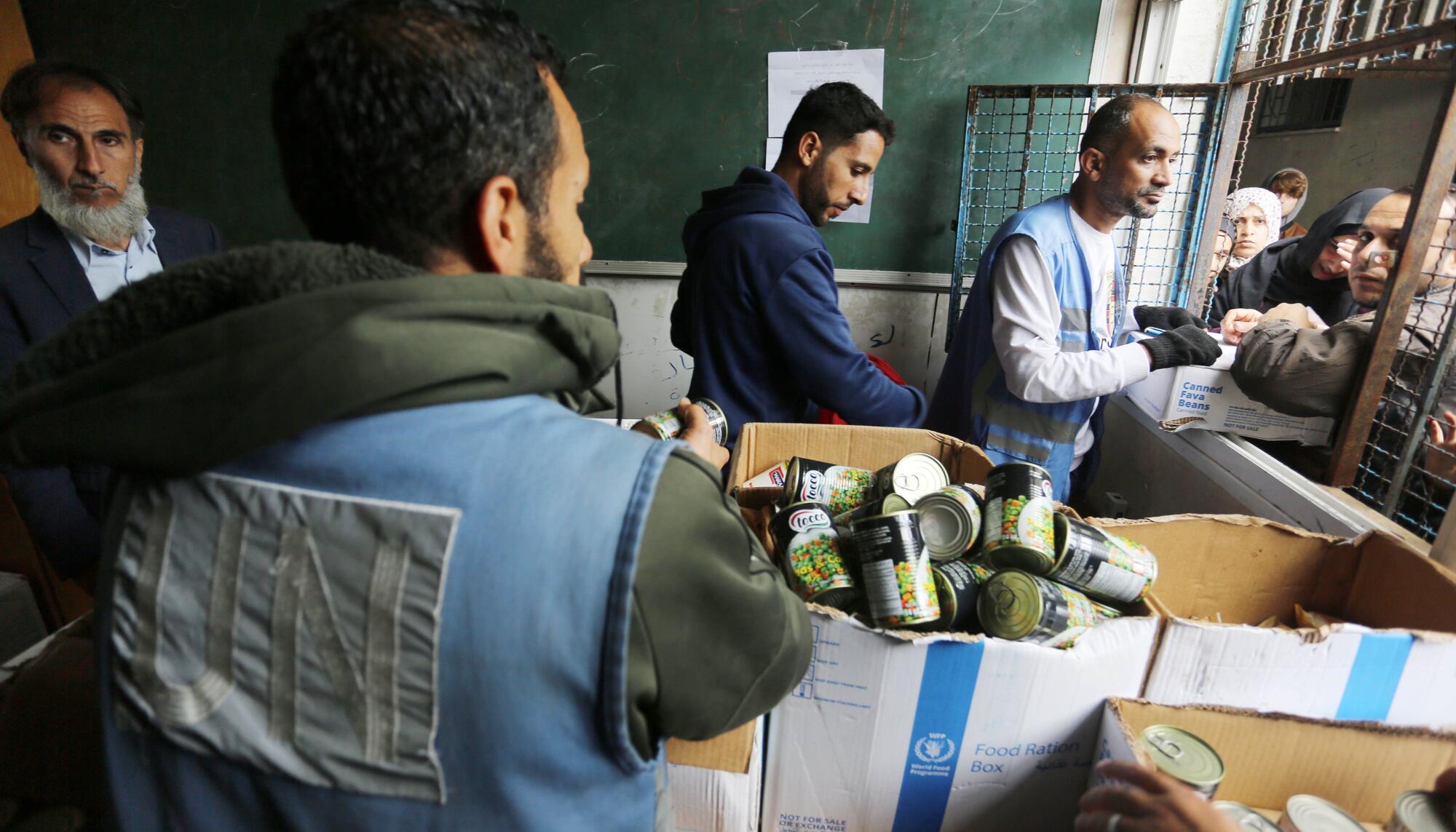 Trabajadores de la UNRWA reparten alimentos en Gaza.