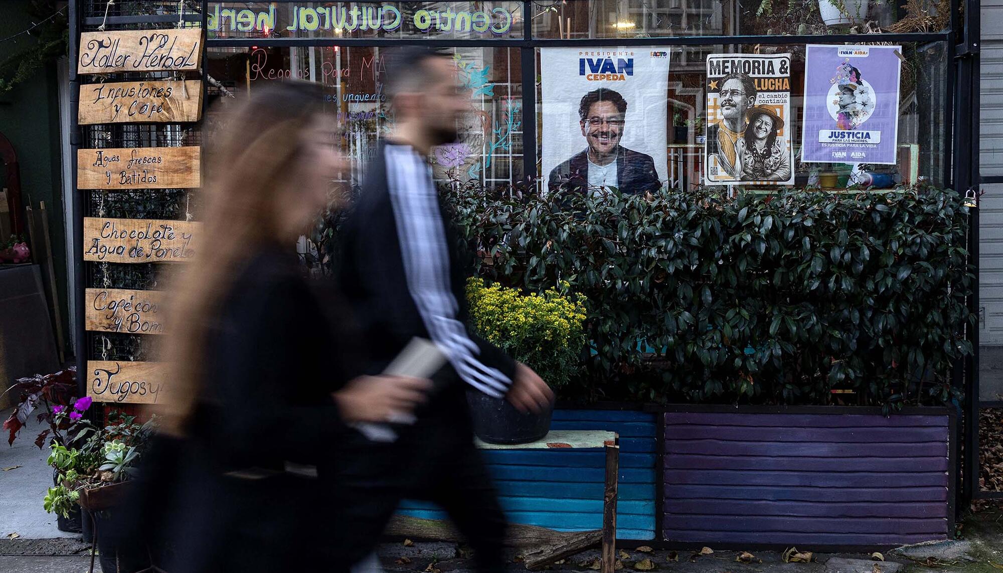 Carteles electorales del candidato a presidente Iván Cepeda y la candidata a vicepresidenta Aida Quilcué, por el Pacto Histórico, en un centro cultural de Bogotá, el viernes 29 de mayo de 2026.