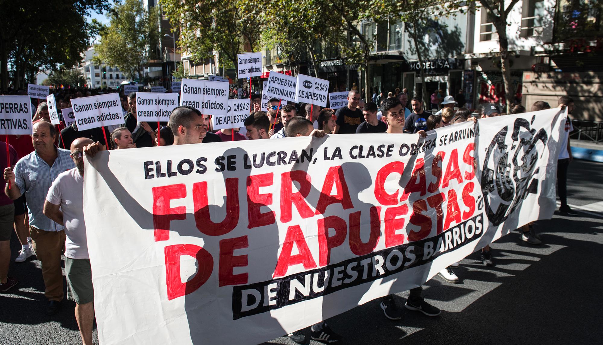 Manifestación contra las casa de apuestas en el barrio de Teután, Madrid.