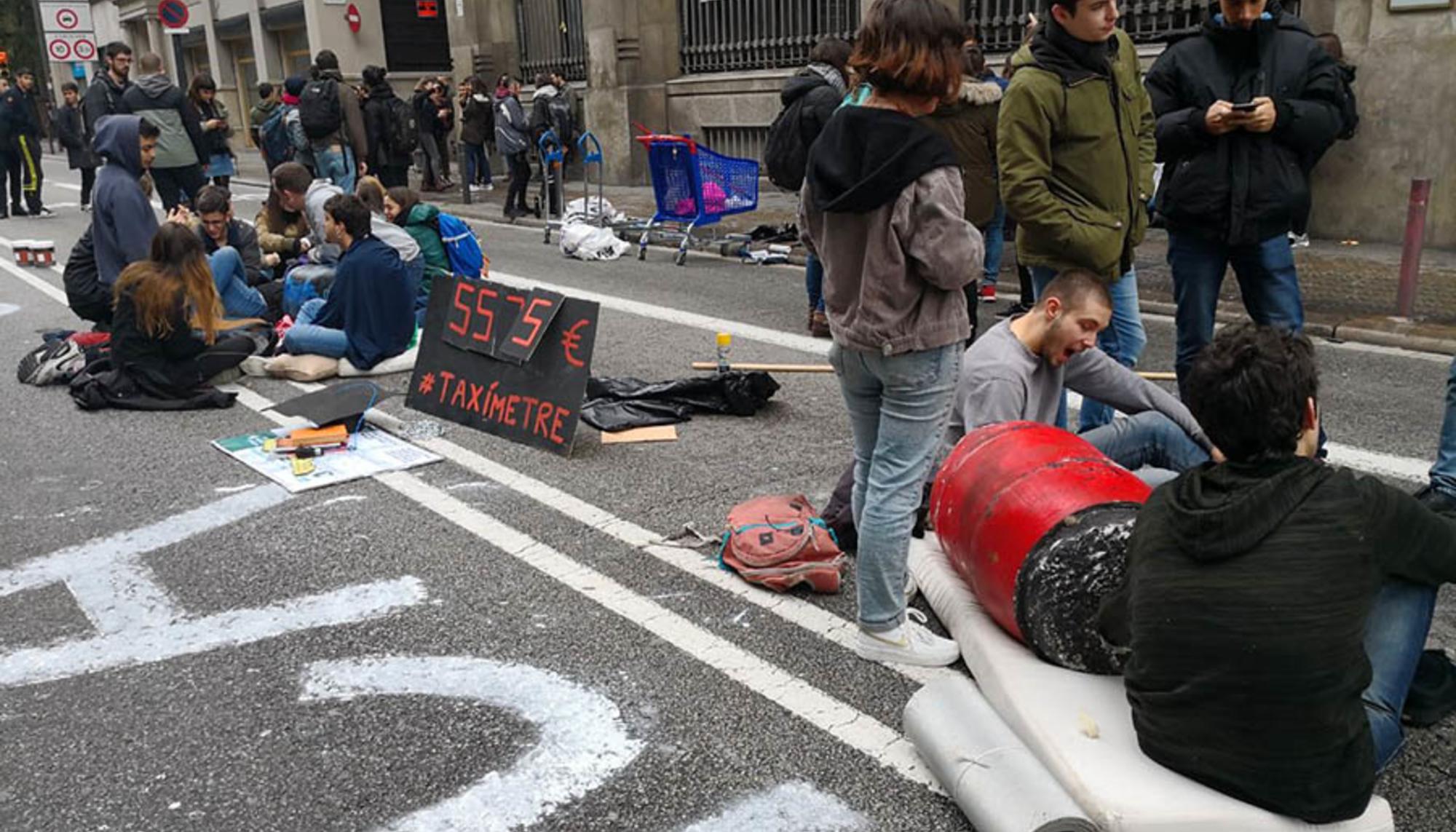 Protesta estudiantil en Barcelona contra la subida de tasas universitarias