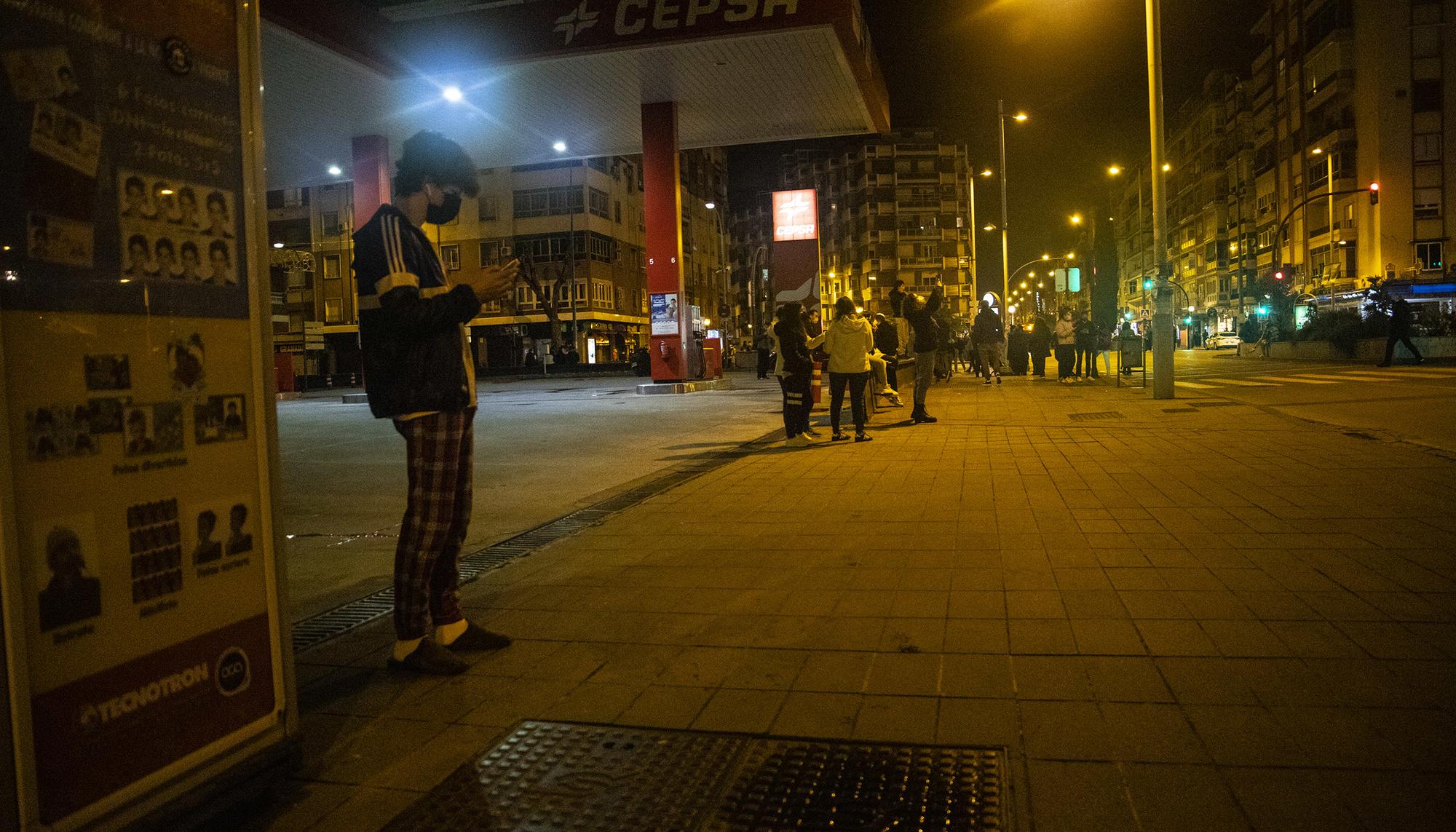 Cientos de granadinos salen a la calle a causa de los terremotos de esta noche - 8