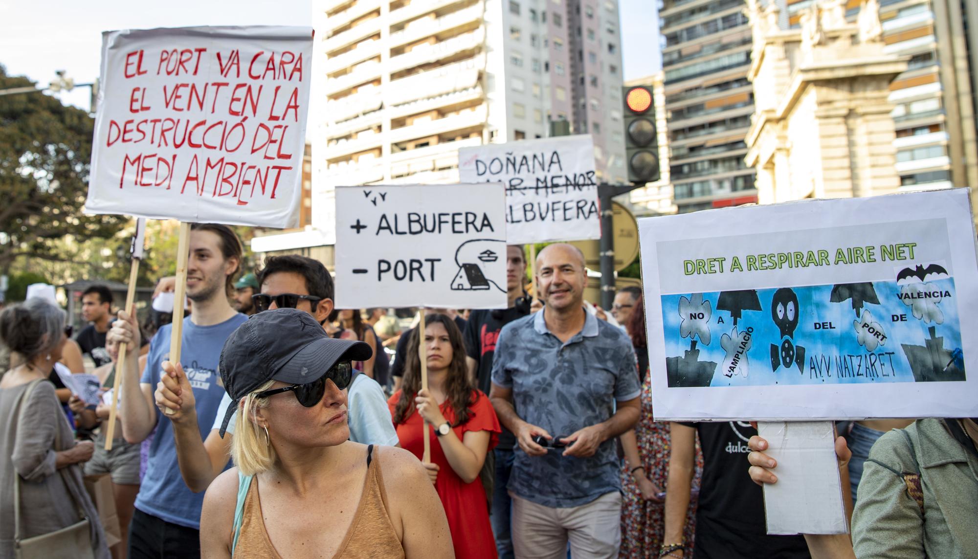 Manifestación contra la ampliación puerto de València - 14