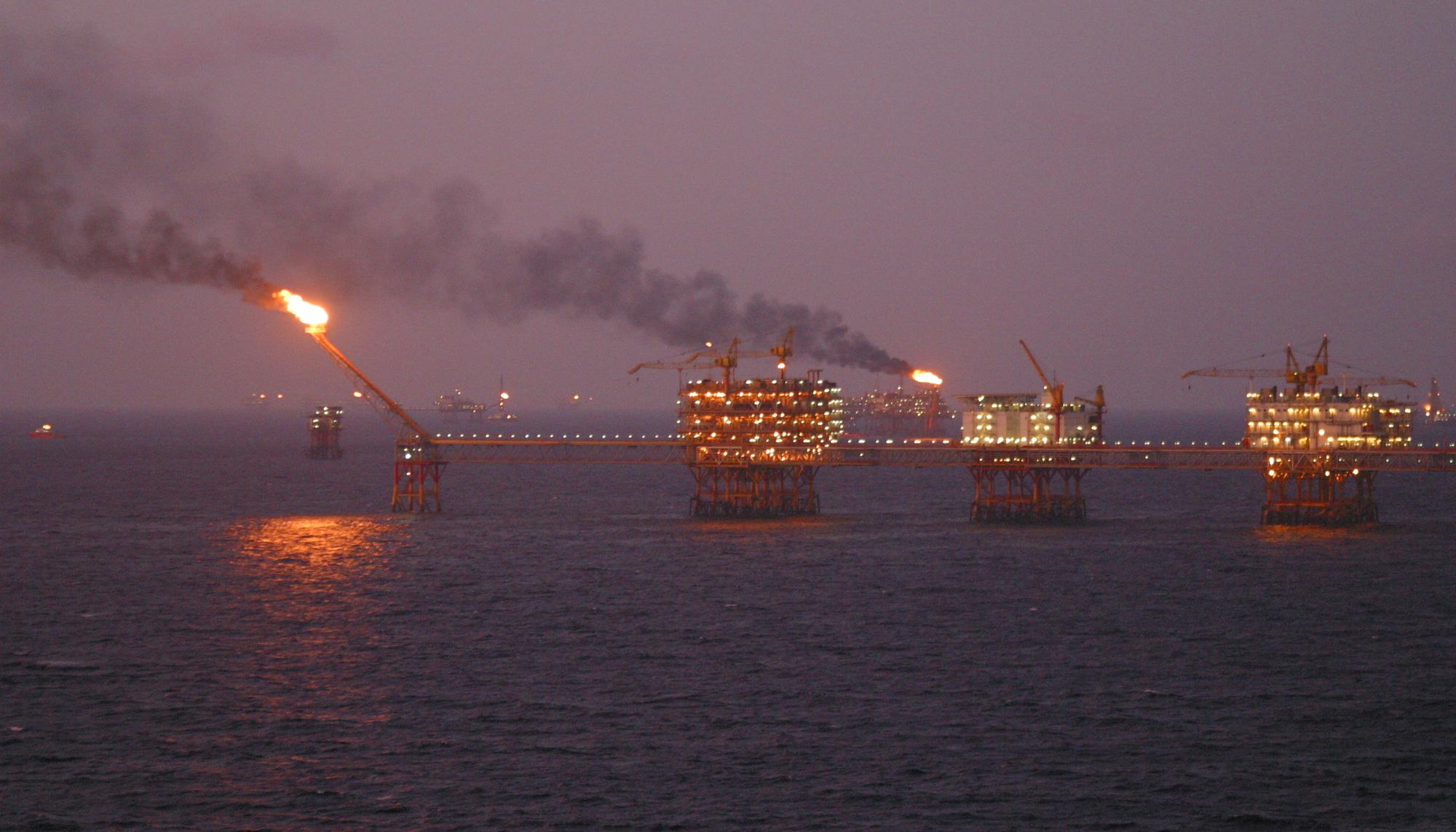 La crisis del petróleo por la caída de la demanda amenaza con arrastrar a los mercados financieros.