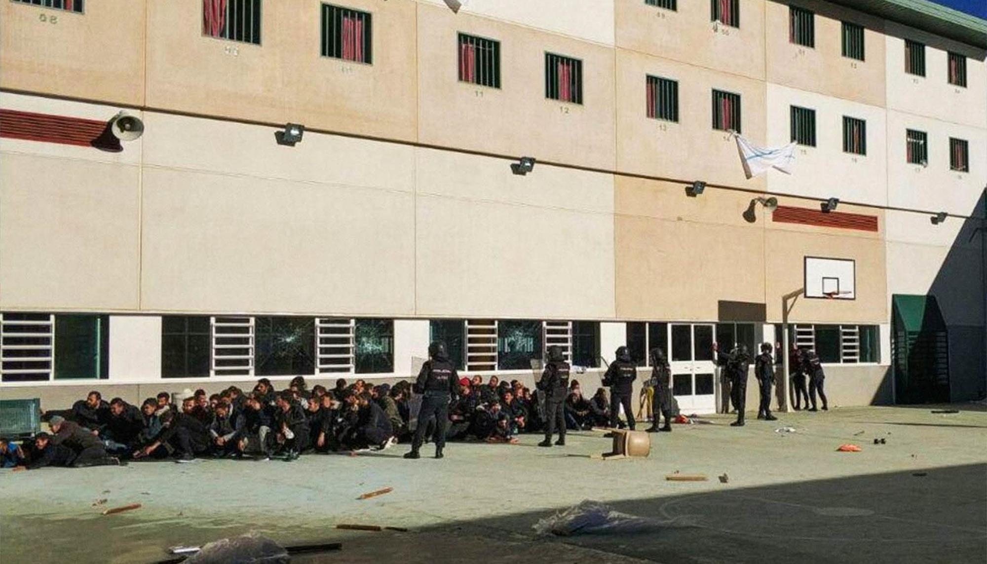 Agentes antidisturbios custodian a las personas amotinadas en Archidona