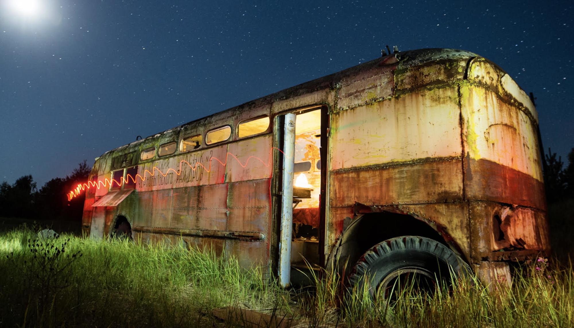 Caravana de stalkers en la Zona de Exclusión de Chernóbil. Imagen del documental 'Stalking Chernobyl'.