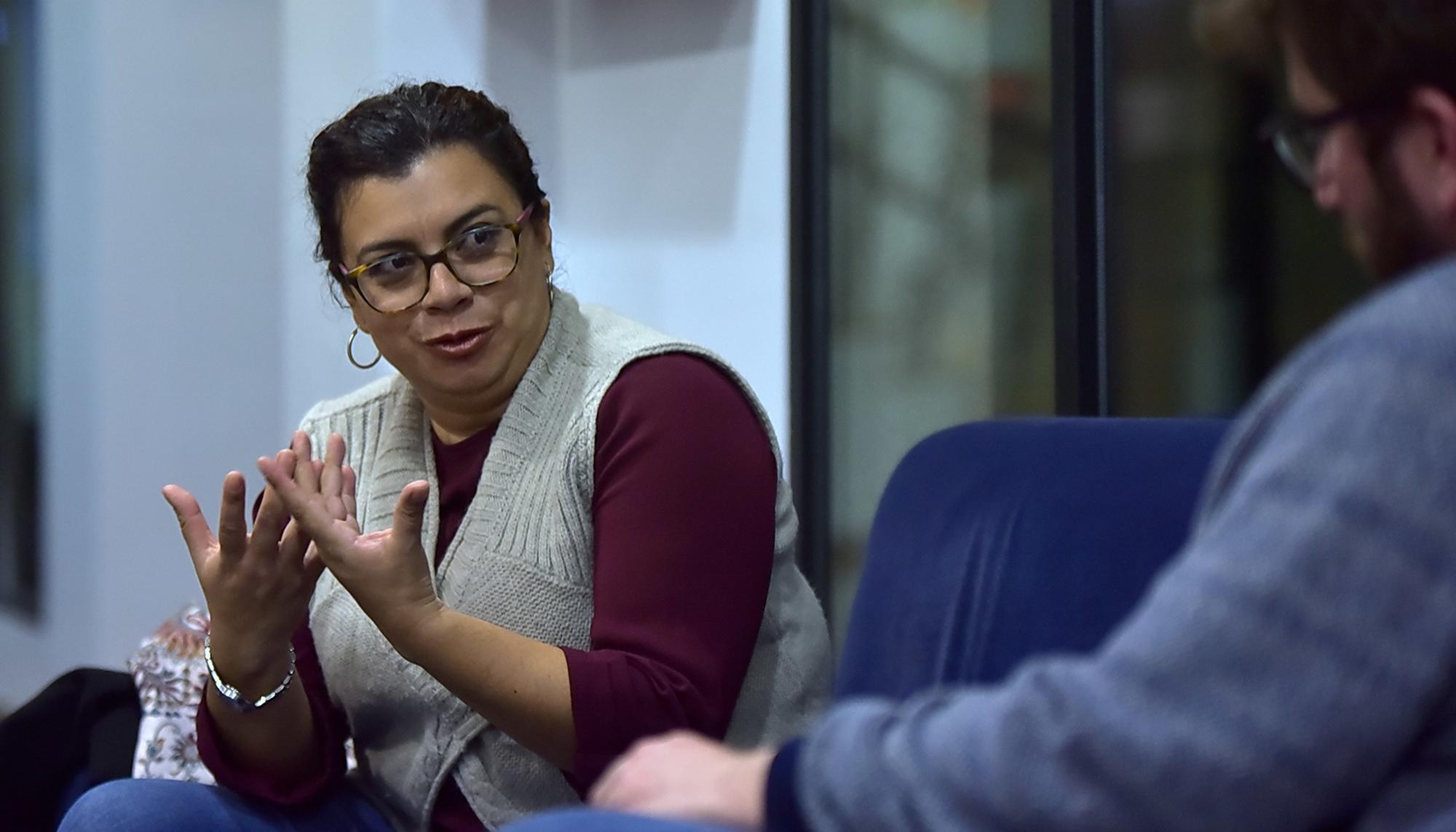 Angela Pedraza en un momento de la entrevista junto a Miguel Urbán