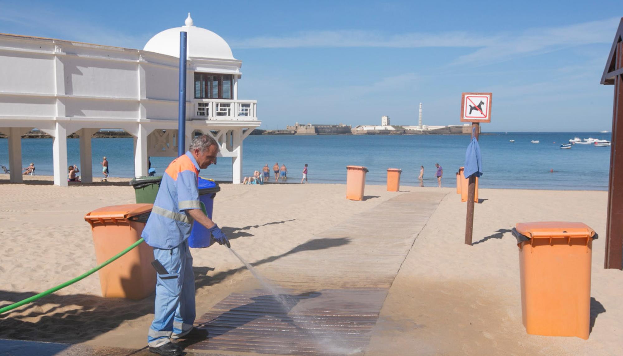 Trabajador de la limpieza en una playa de Cádiz