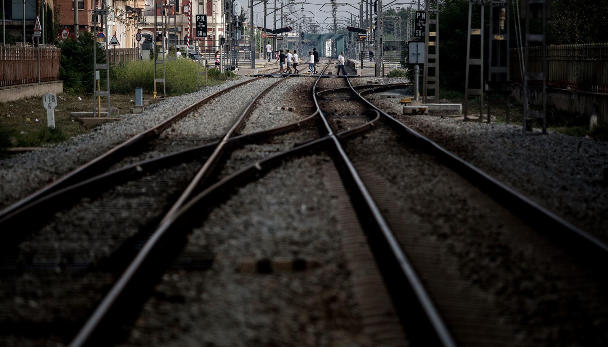 Vías del tren de la línea R2 a su paso por Montcada i Reixac