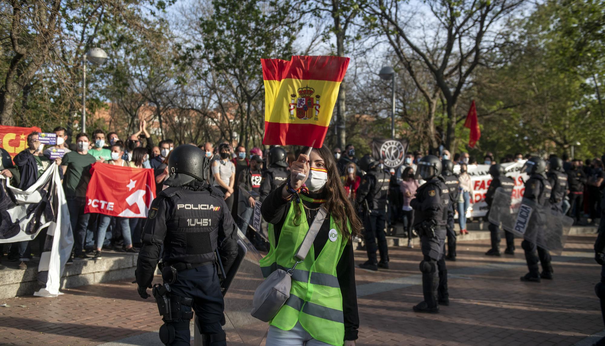 Mitín de Vox en Vallecas y carga policial - 13