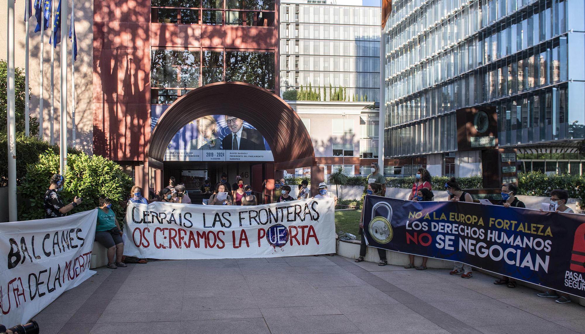 Bloquean la entrada a la sede de la Unión Europea para denunciar los abusos en las fronteras - 9