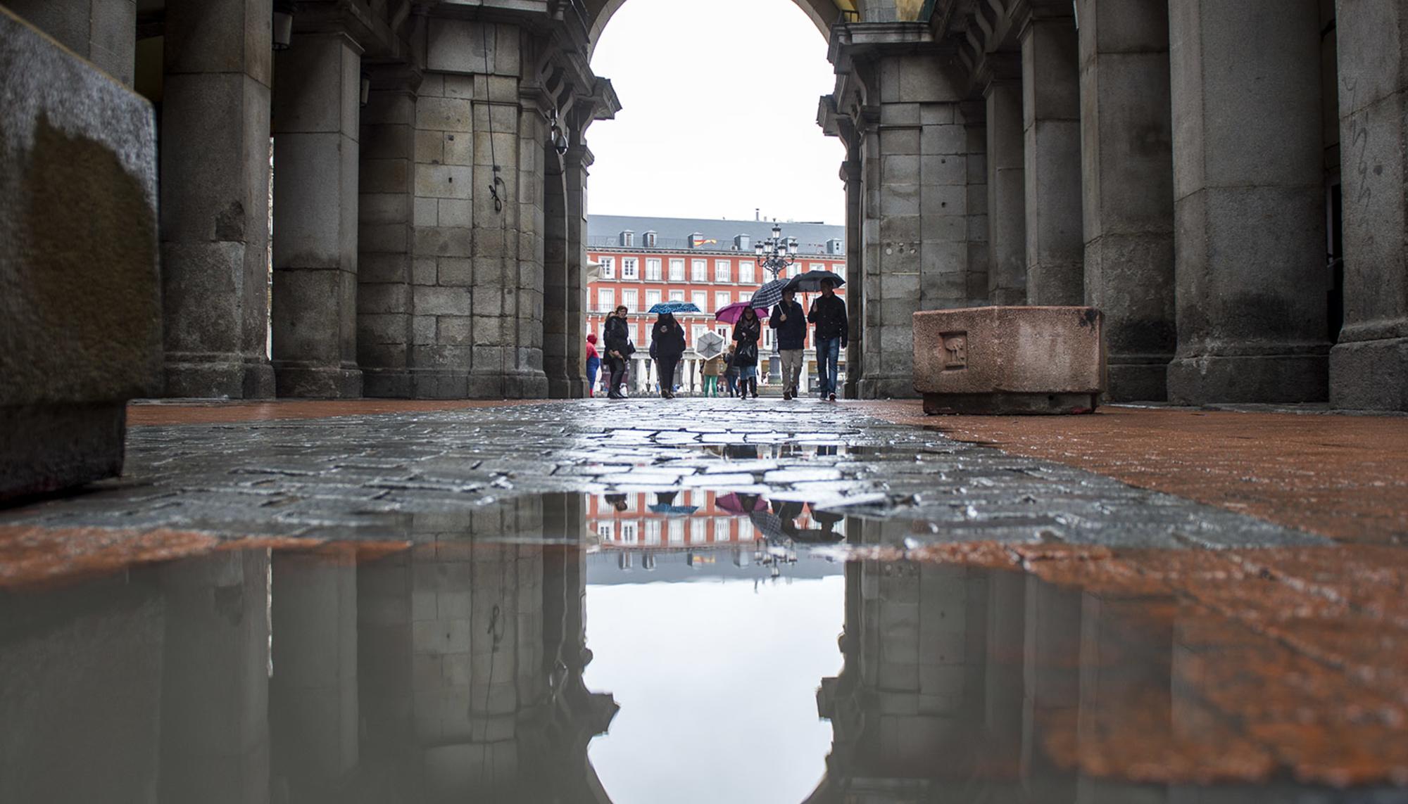 Lluvia en la madrileña Plaza Mayor