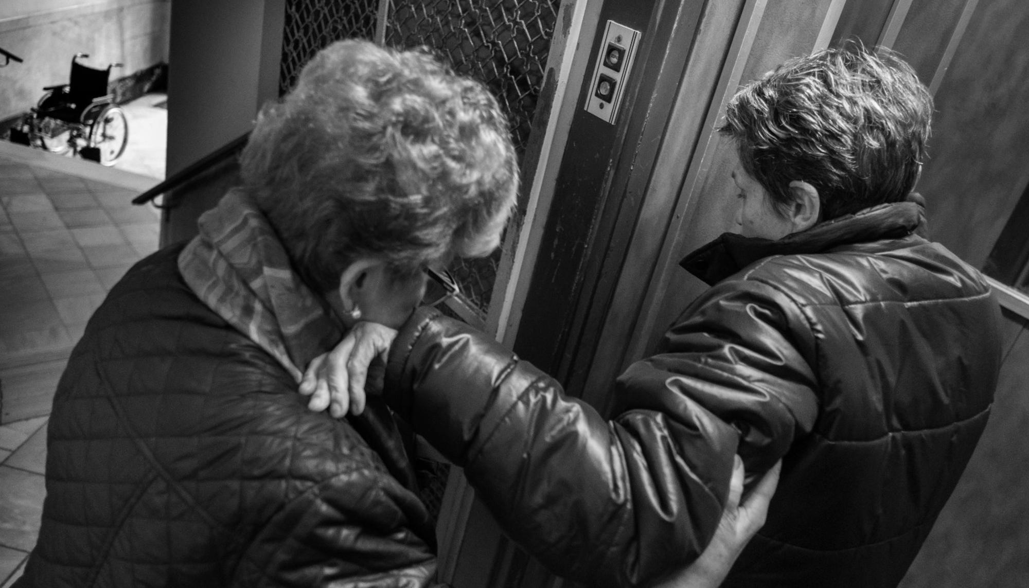 Cuidados, salida del ascensor, reportaje de Patricia Bobillo