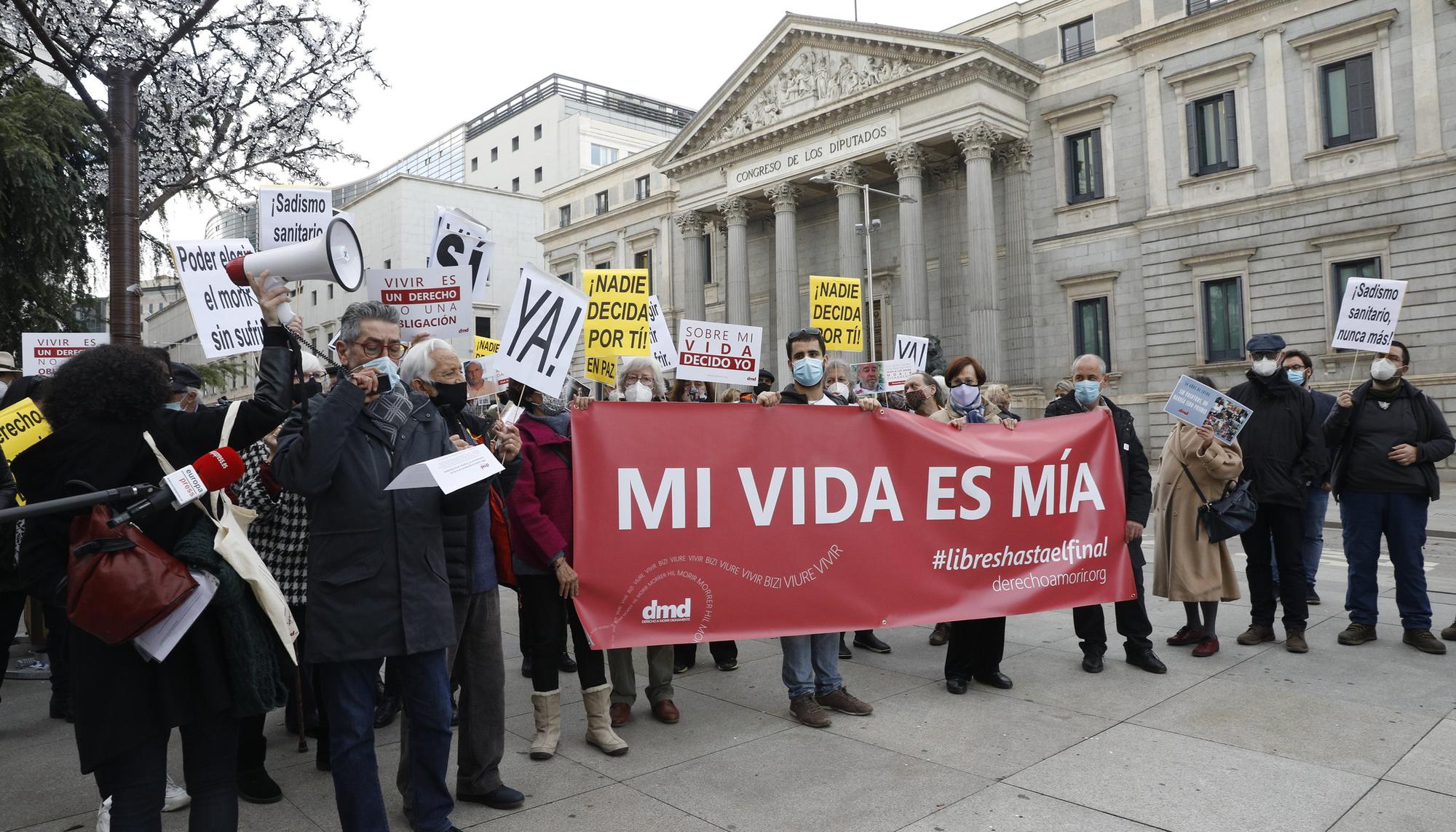 Protesta frente al Congreso eutanasia