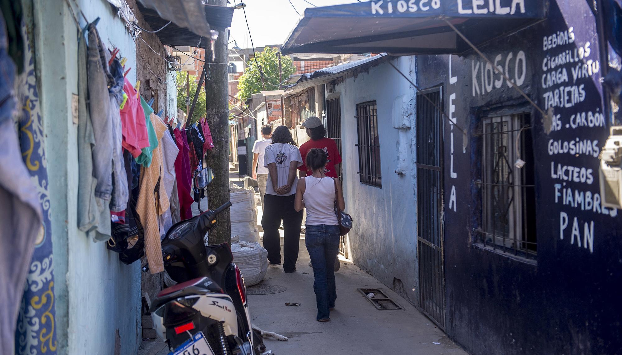 Miembros de La Poderosa en una de las calles de una villa