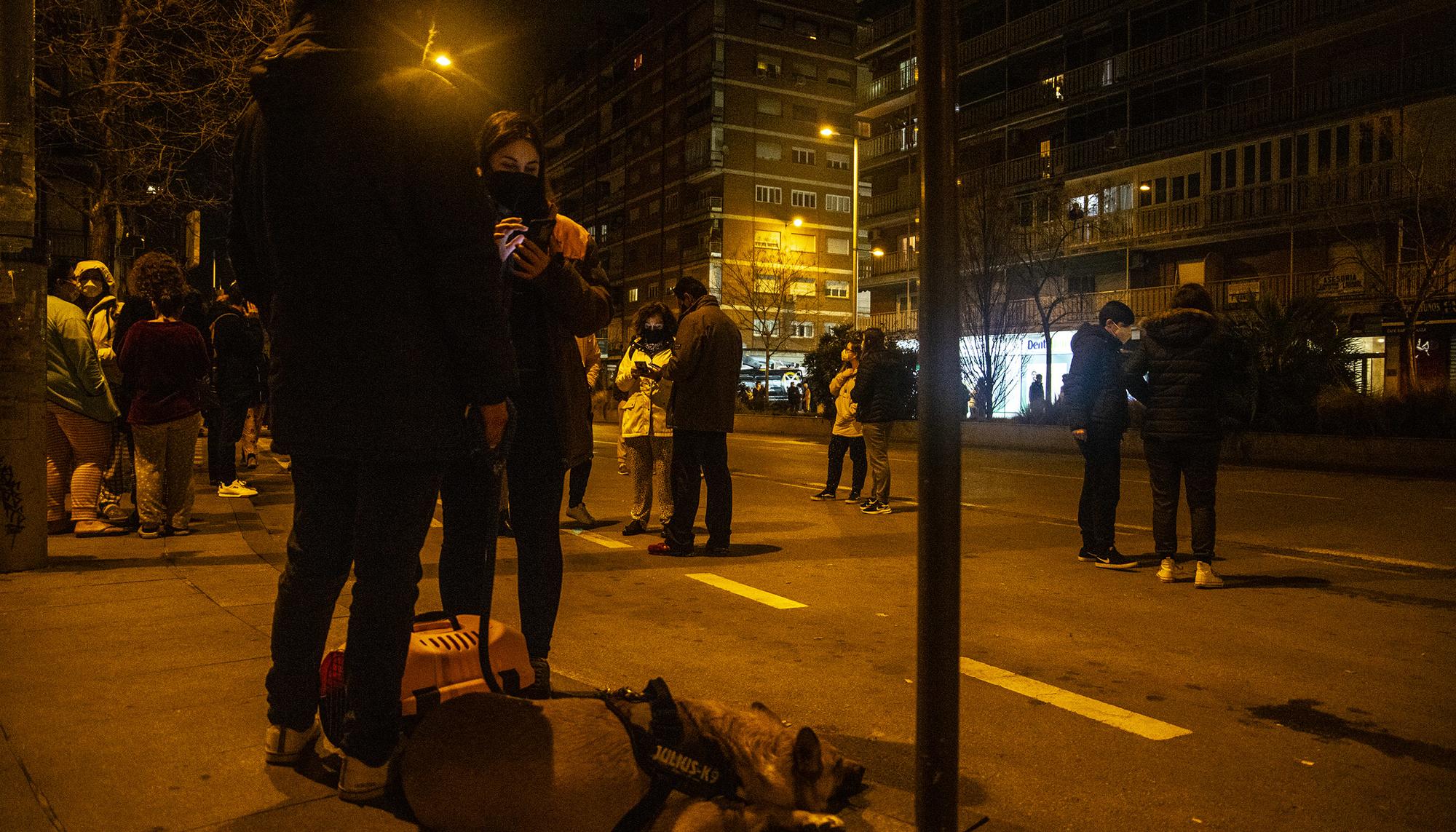 Cientos de granadinos salen a la calle a causa de los terremotos de esta noche - 6