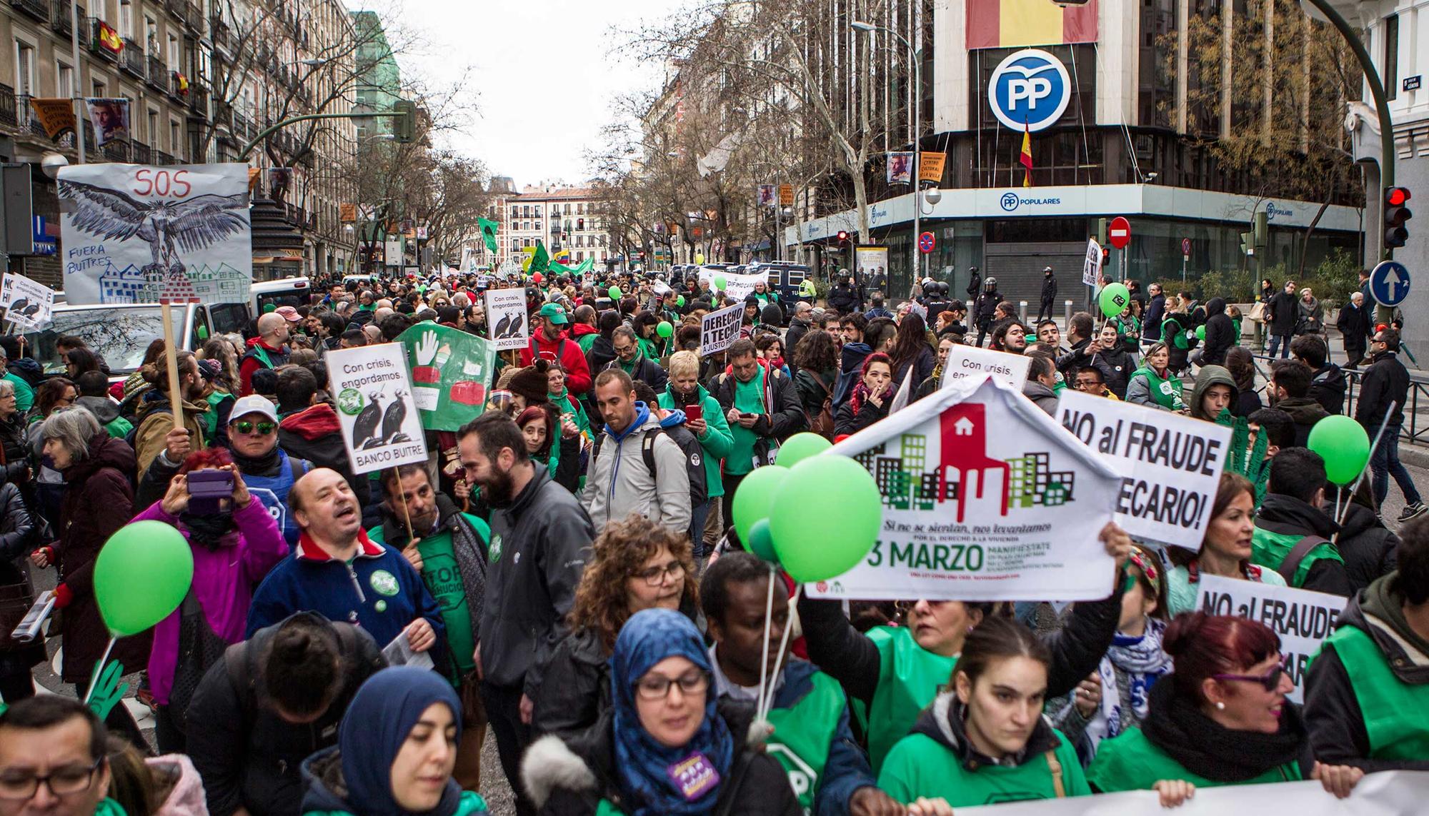 Manifestación vivienda ante la sede del PP