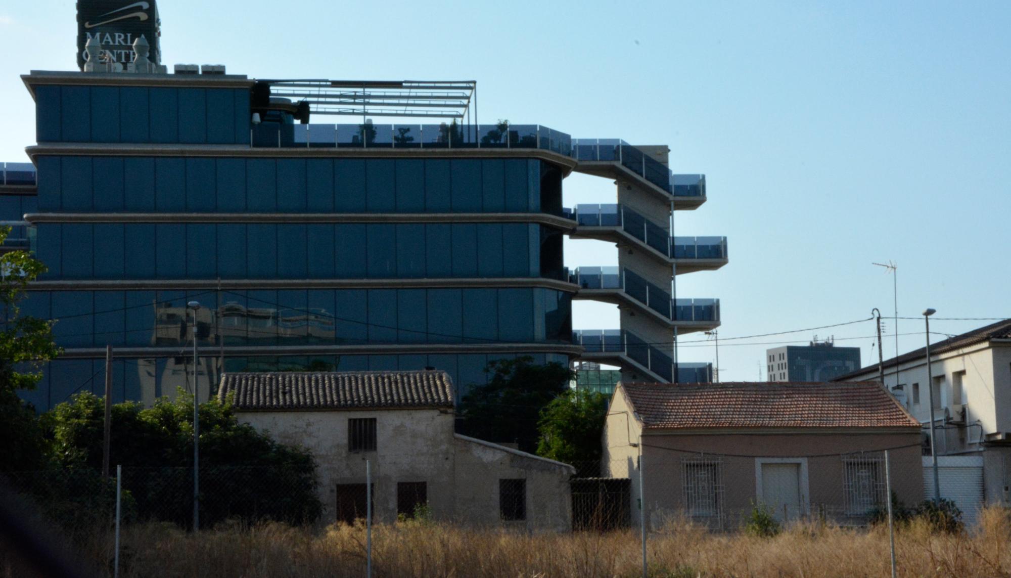 Edificios pegados a las casas huertanas, Murcia