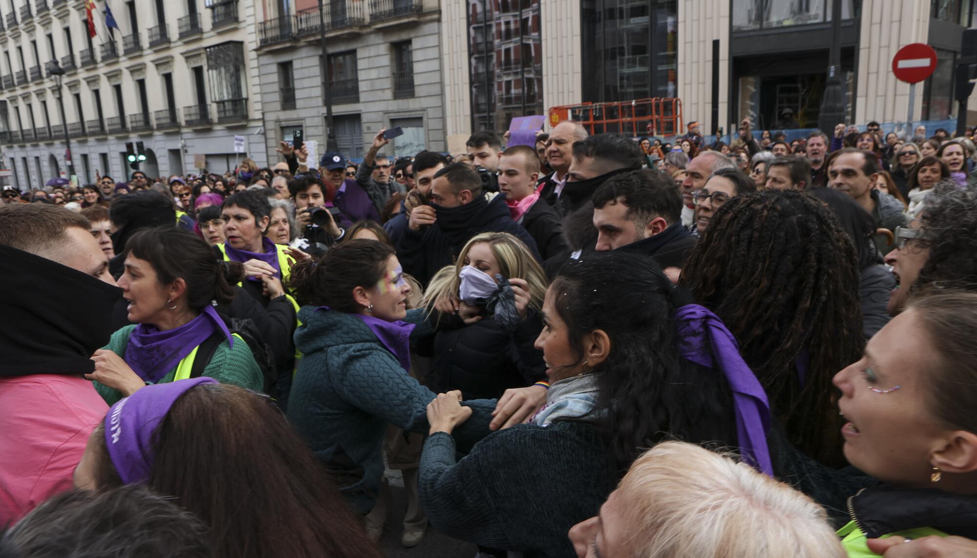 Feministas de la Comisión 8M frenan a un grupo de neonazis 8M 2026