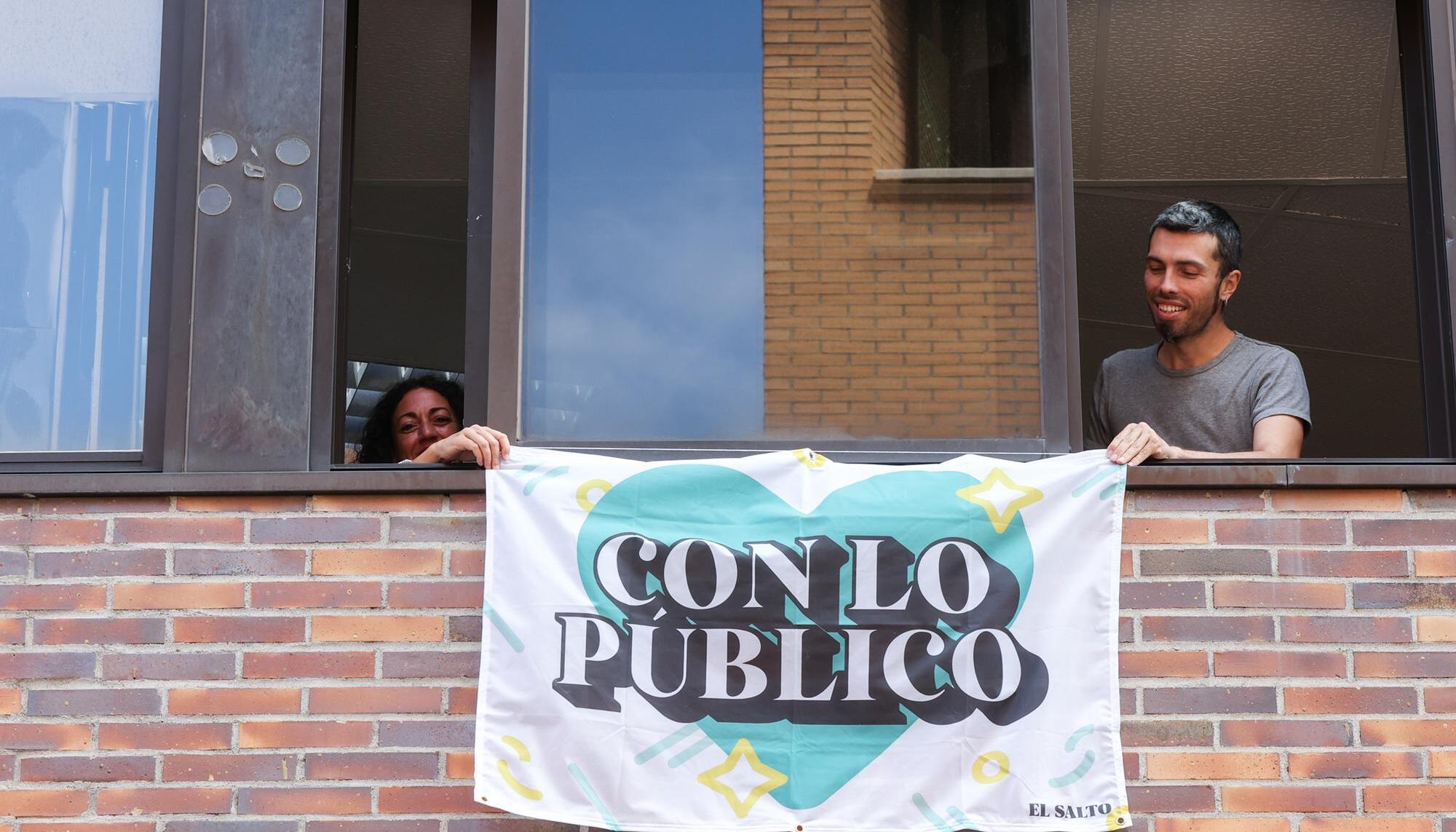 Si te suscribes este mes te llevas de regalo una bandera de defensa de los servicios públicos para colgar de tu balcón.