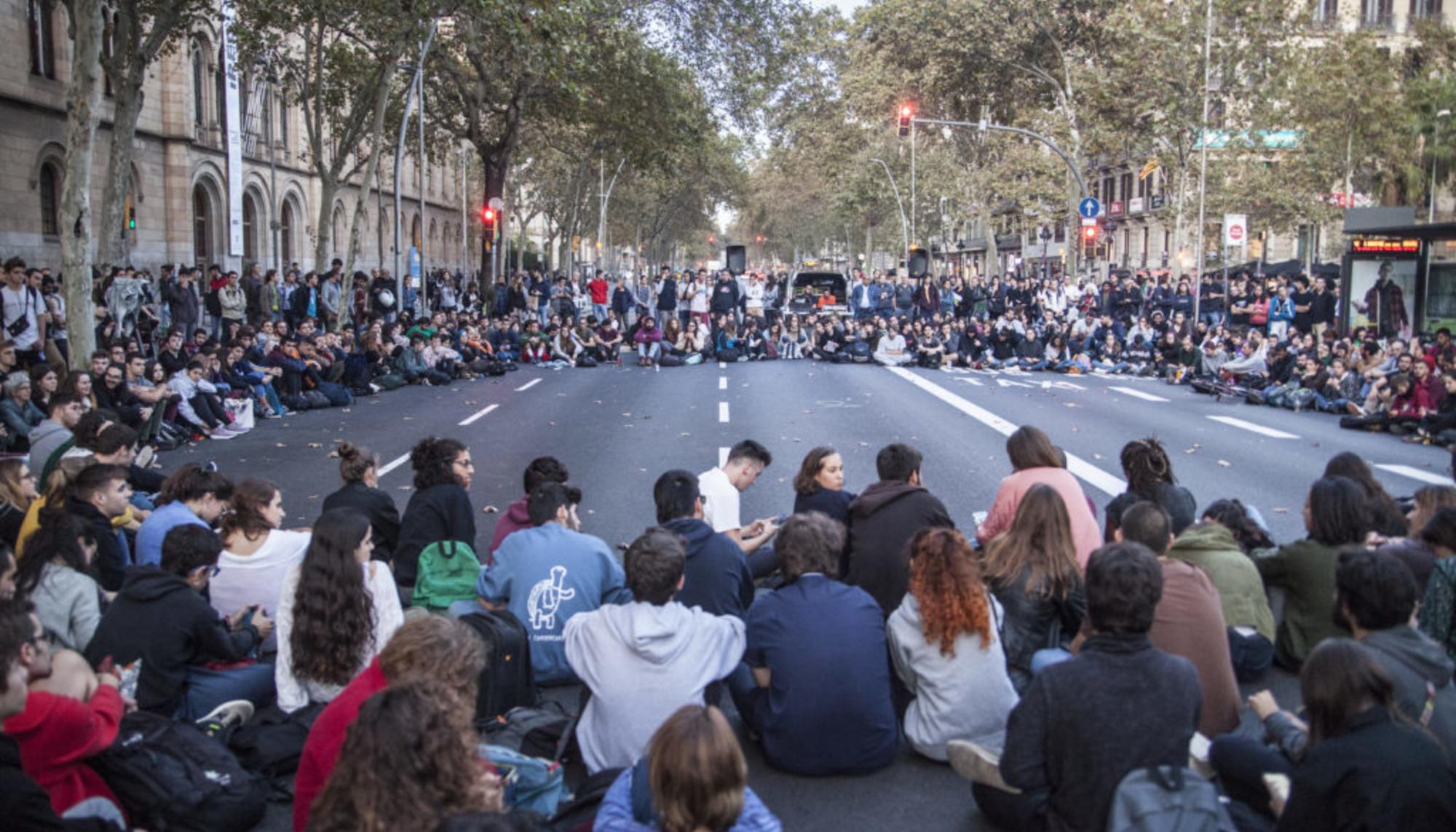 Asamblea en Gran Vía durante la primera tarde de la acampada. Fotografía de Àngel Monlleó