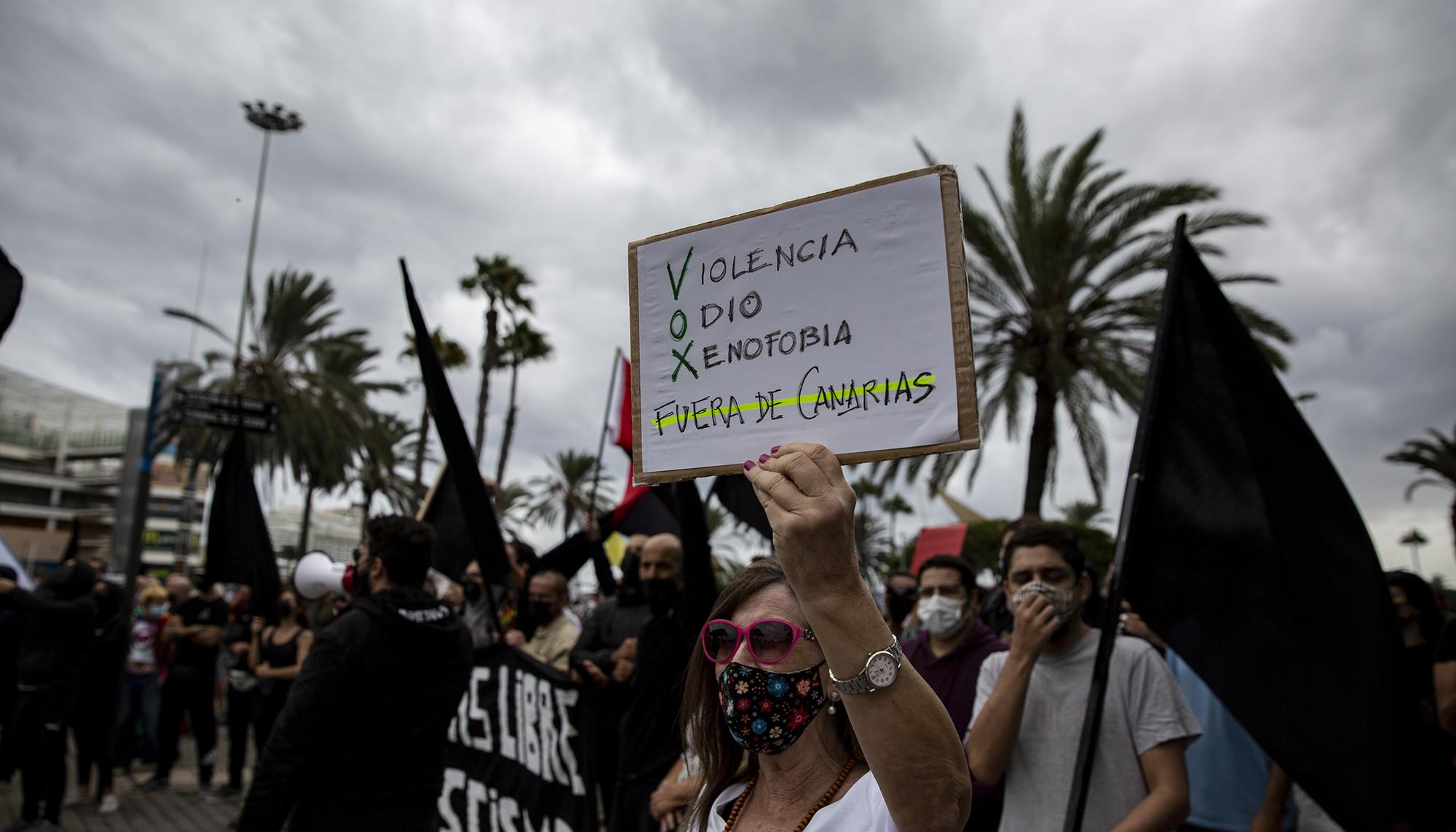 concentración contra el mitín de VOX en el Parque Santa Catalina en Las palmas de Gran Canaria.  - 7