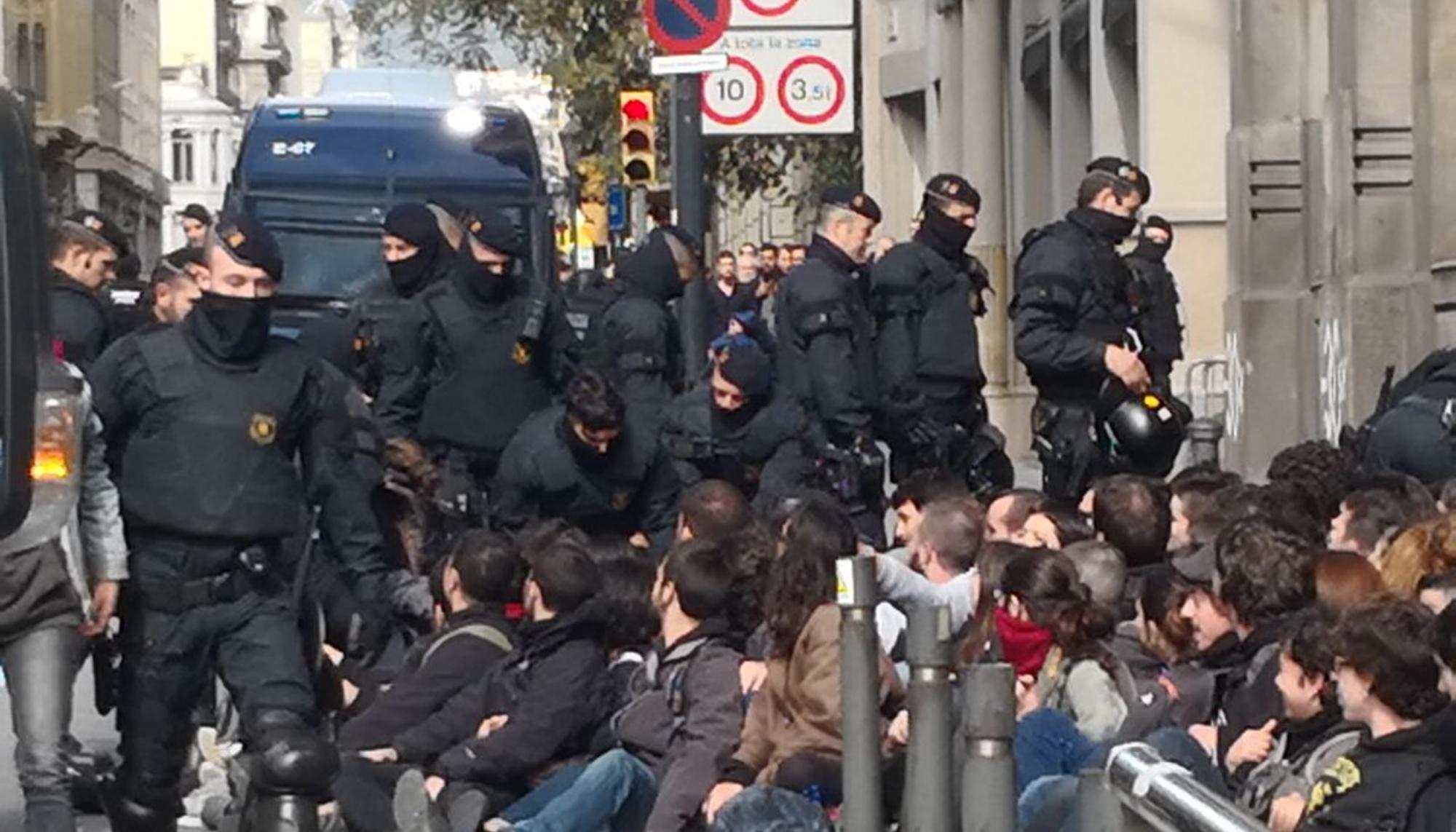 Los Mossos desalojan la protesta que había cortado el tráfico en la Via Laietana de Barcelona