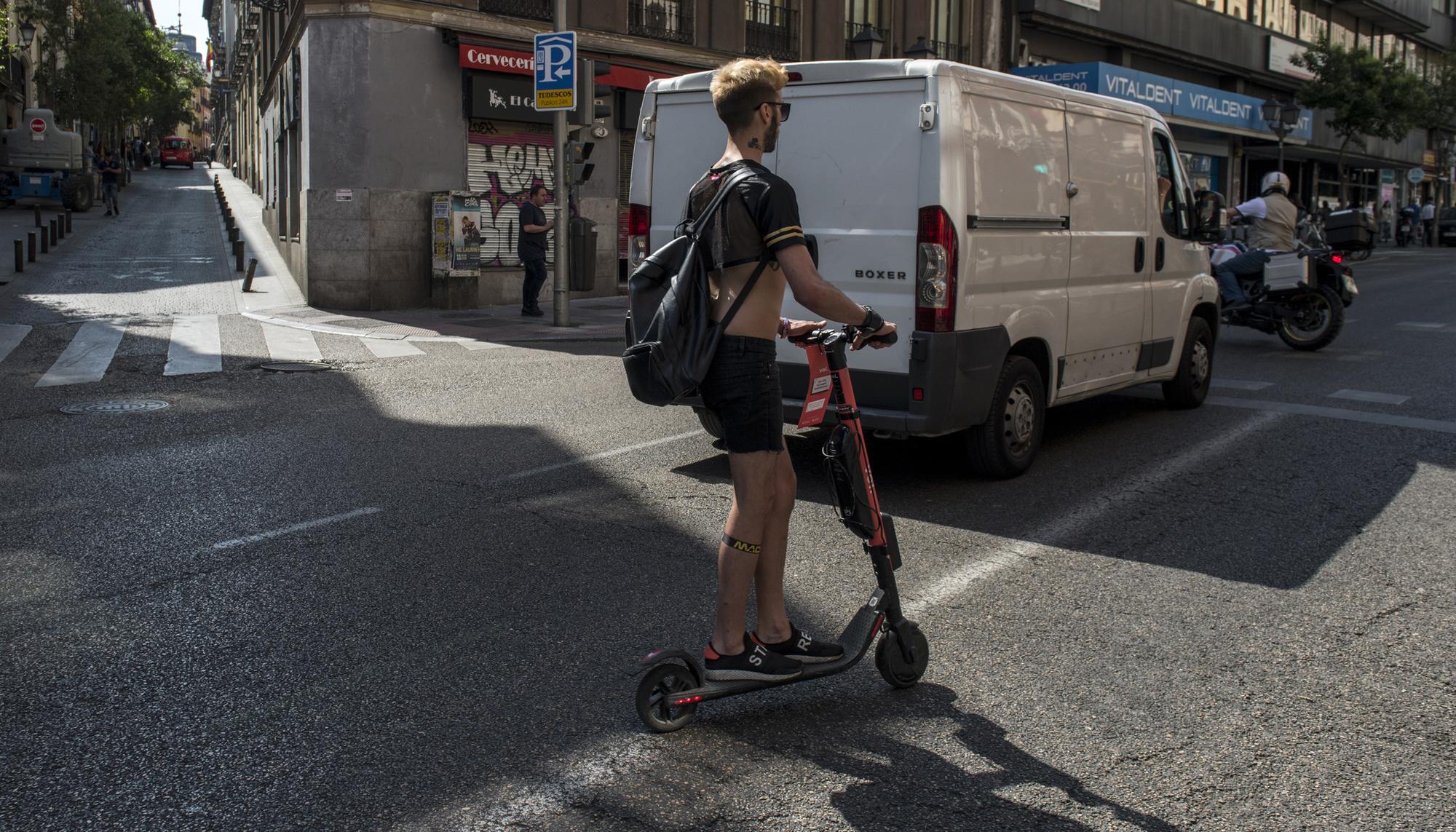 Patinete electrico en la calle San Bernando en Madrid