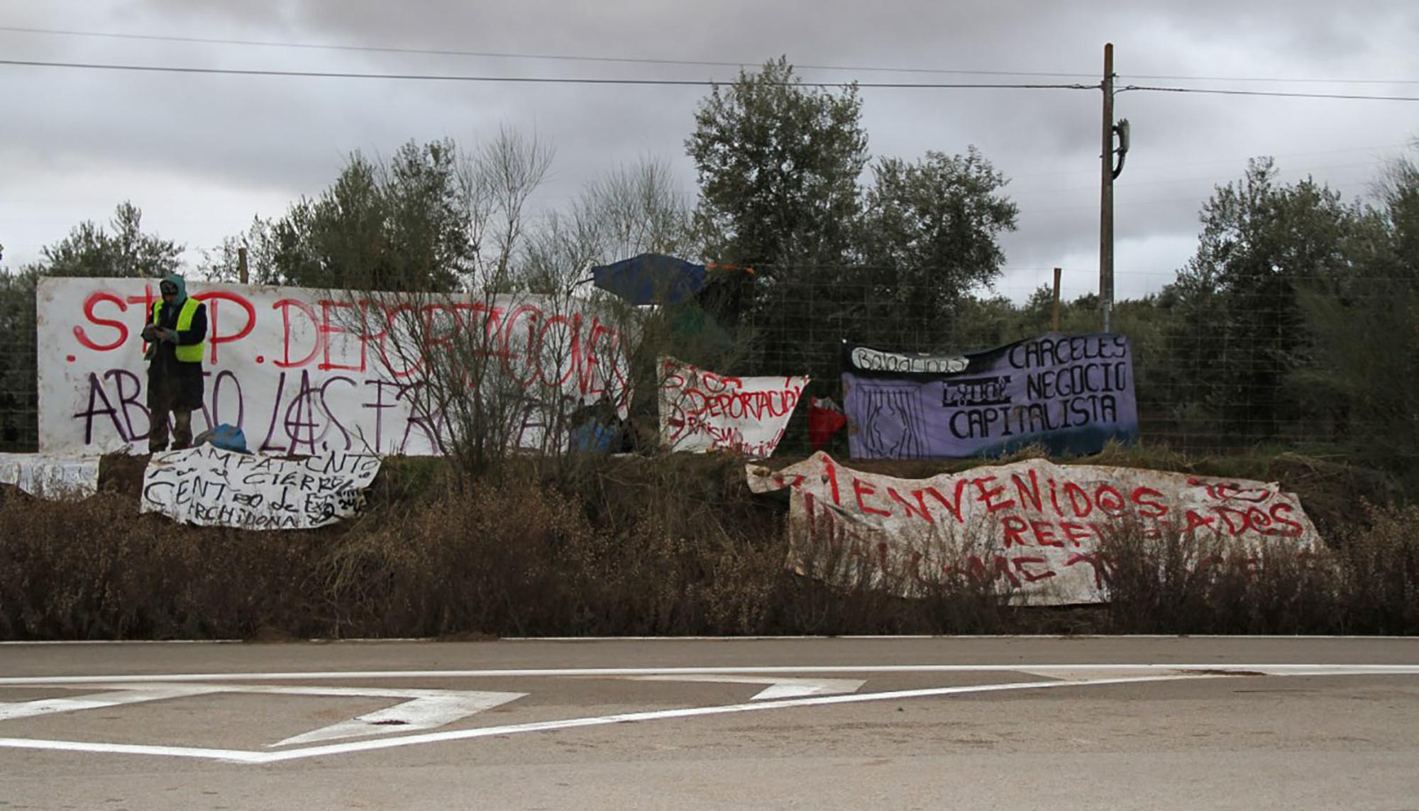 Pancartas apostadas frente a la prisión de Archidona