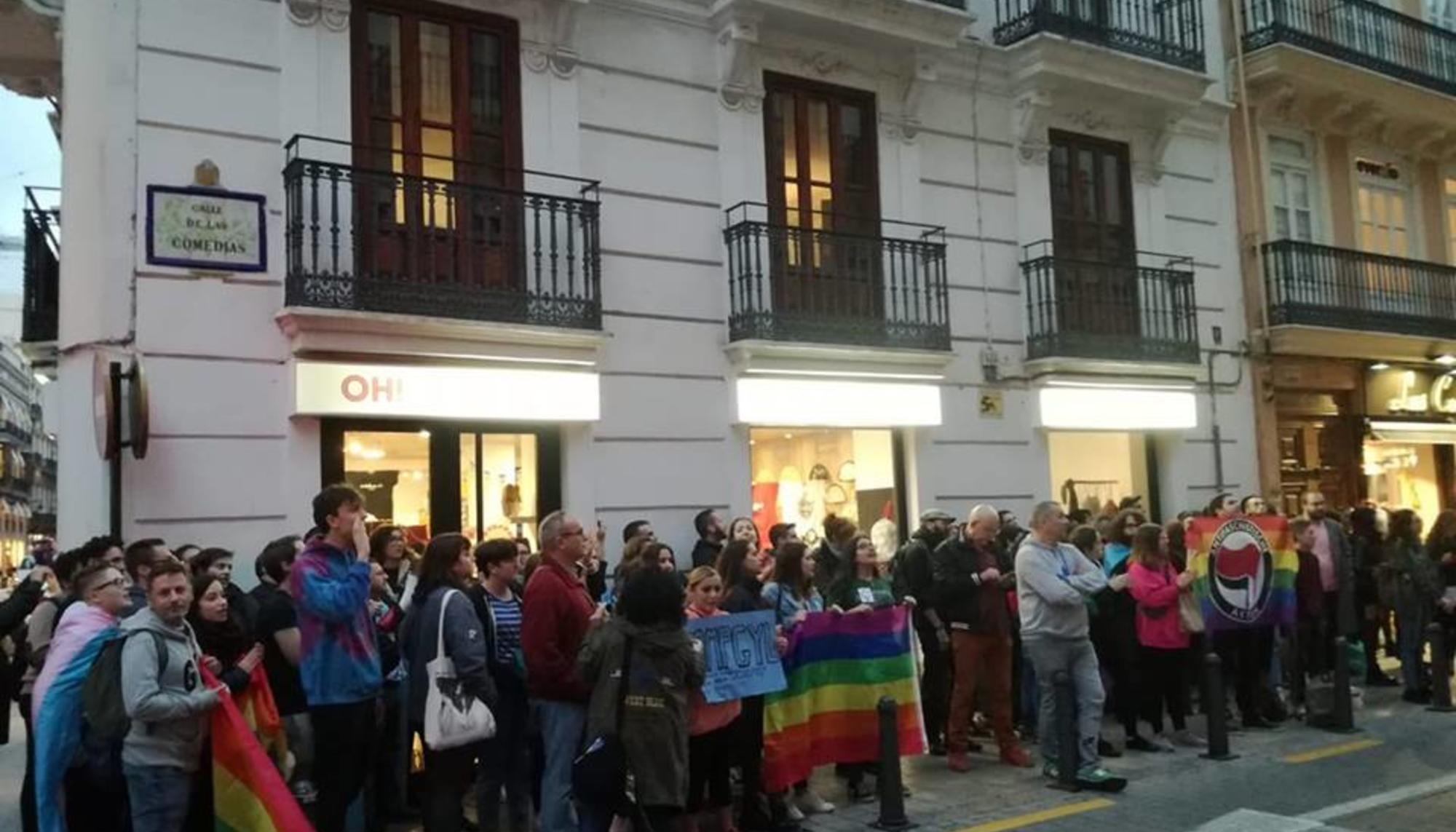 Concentración LGTBI en València en protesta por una charla tránsfoba y homófoba