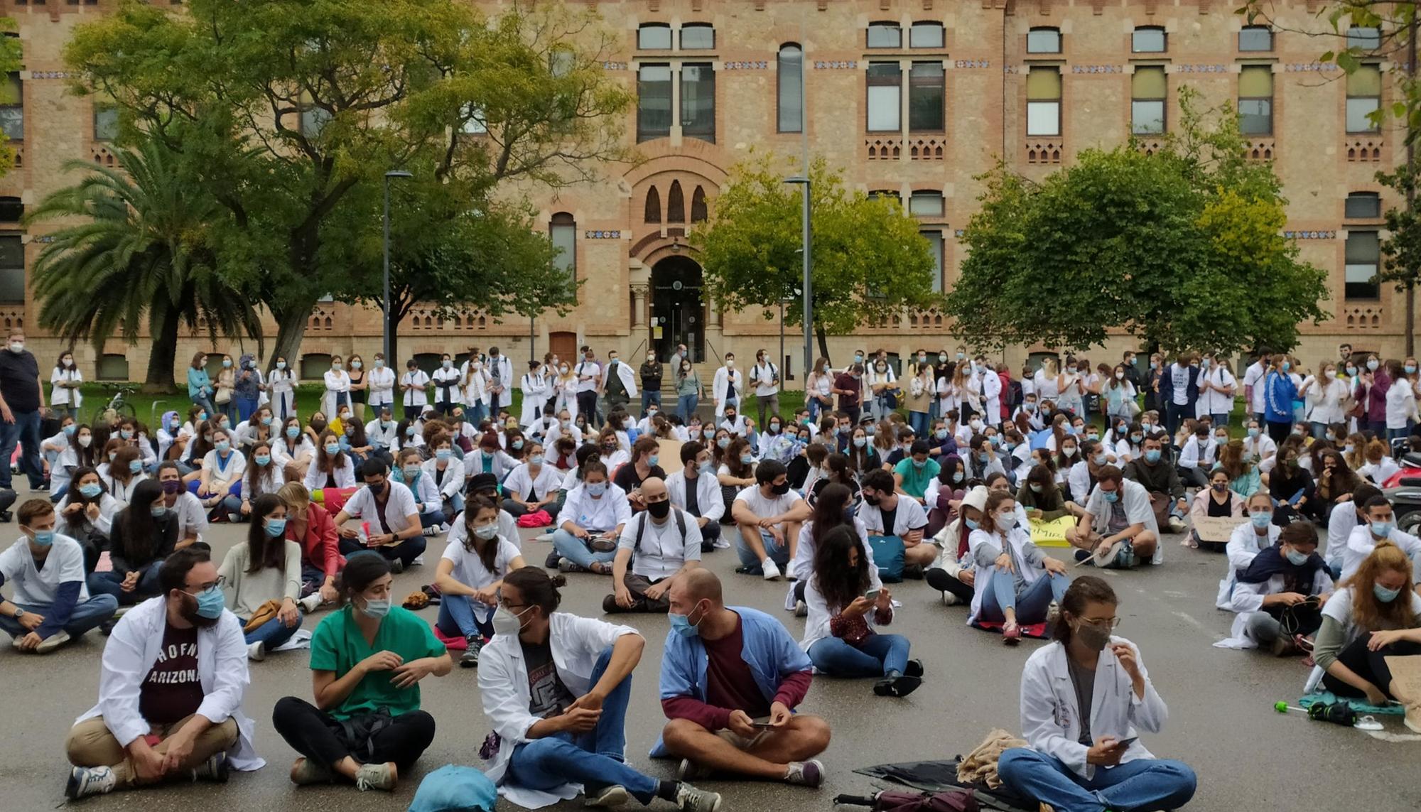 Centenares de médicos internos residentes (MIR) se concentraron el 2 de octubre, el último de ocho días de huelga, frente a la Consellería de Salut, en Barcelona.