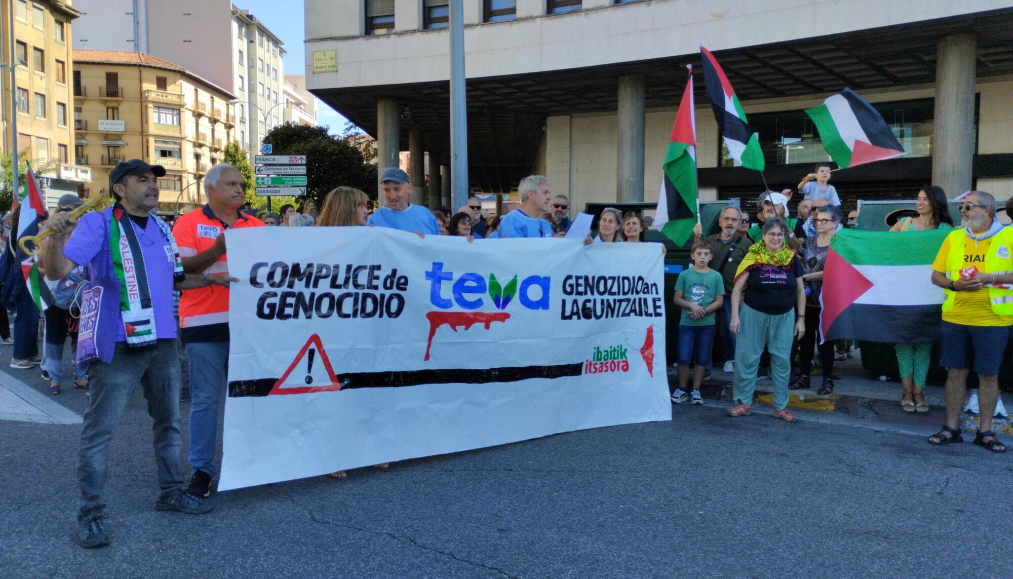 Protesta frente a Osasunbidea de Nafarroa, en Iruñea, para denunciar la compra de productos de la farmacéutica israelí Teva