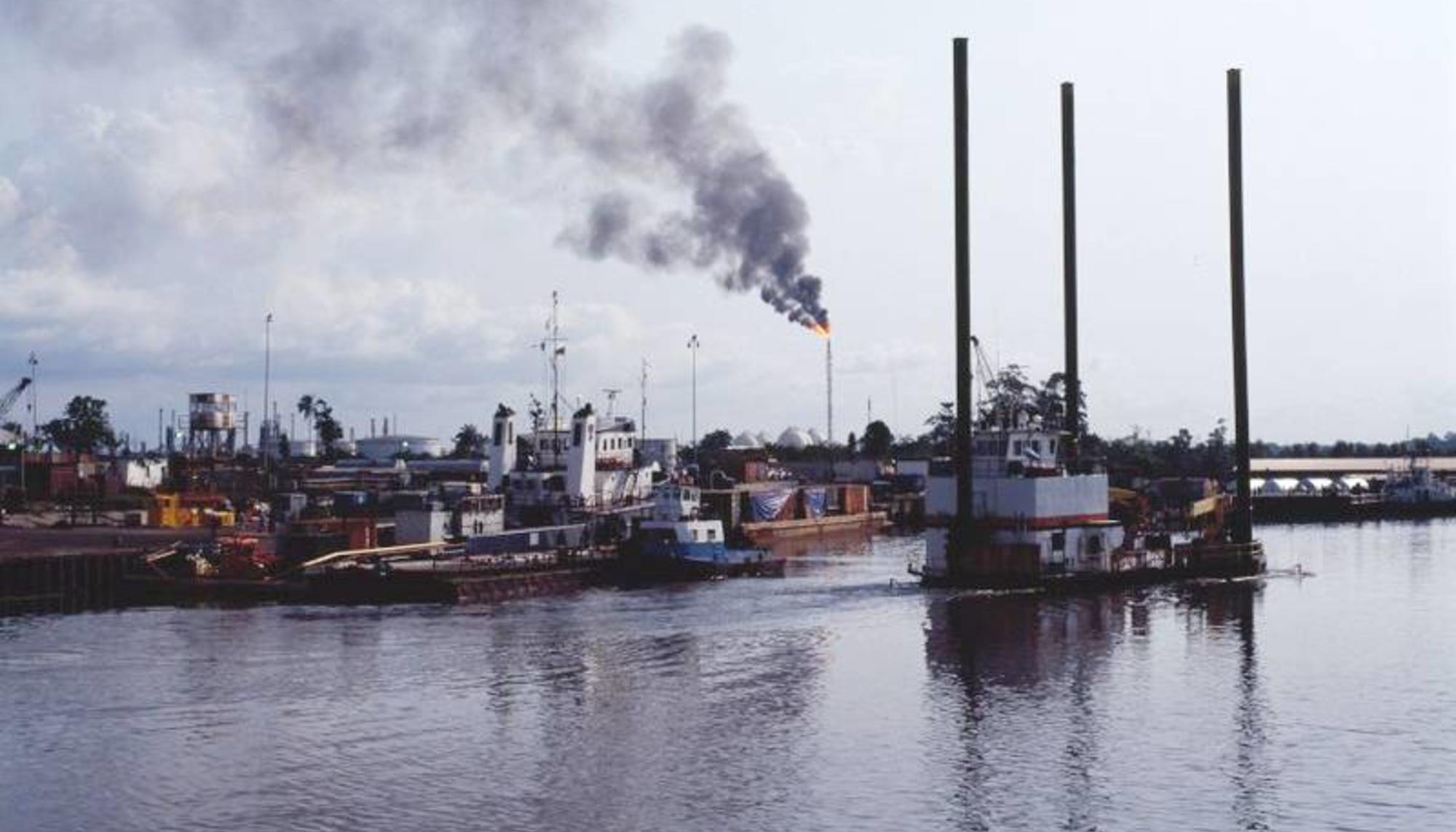Incendio de unos tanques de petróleo en un puerto nigeriano. Por Nnimmo Bassey