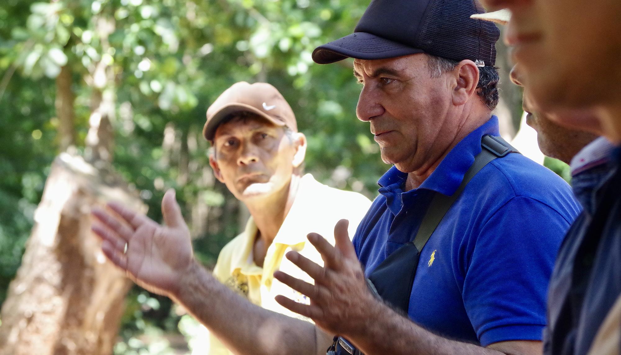Campesinos en una asamblea en una pequeña aldea del norte de Paraguay.