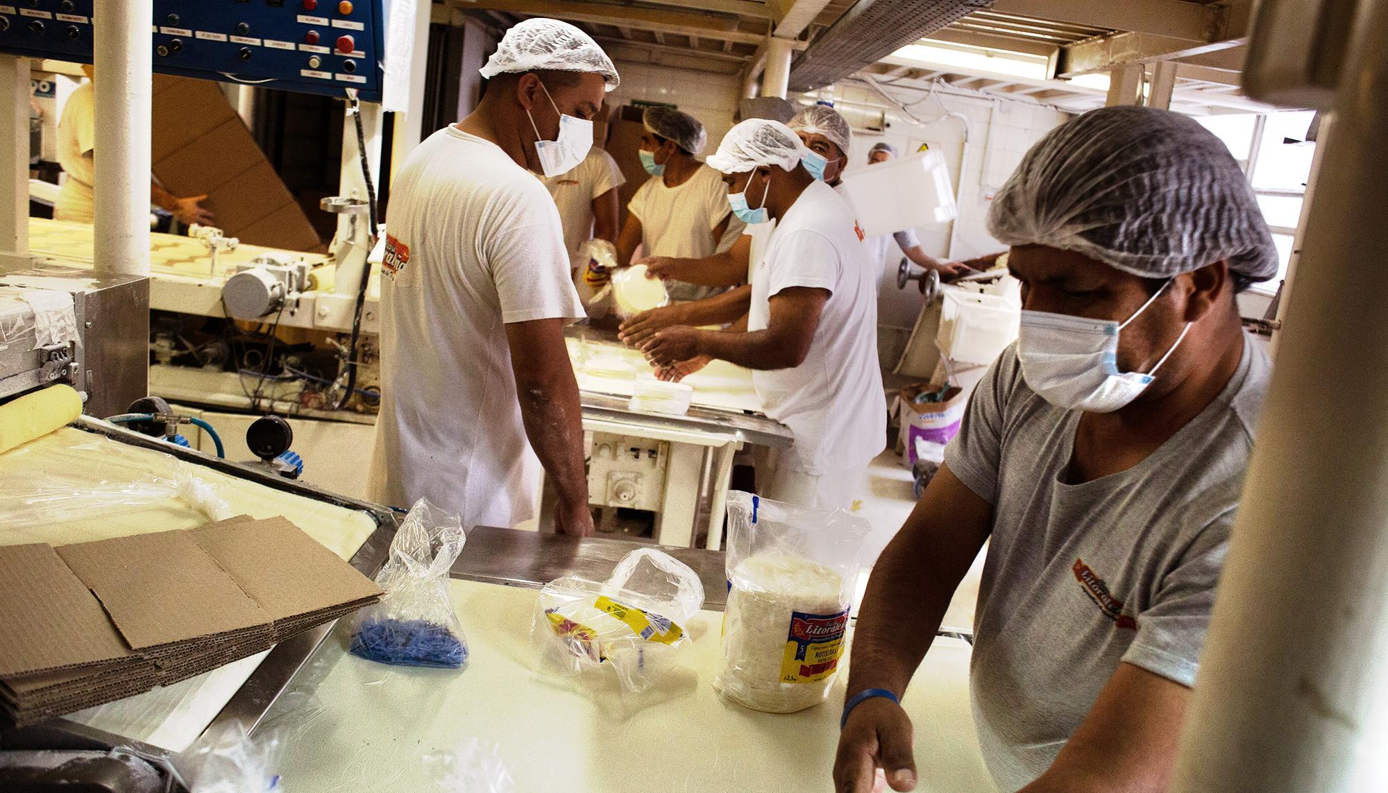 Empleados de la fábrica recuperada por sus trabajadores La Litoraleña.