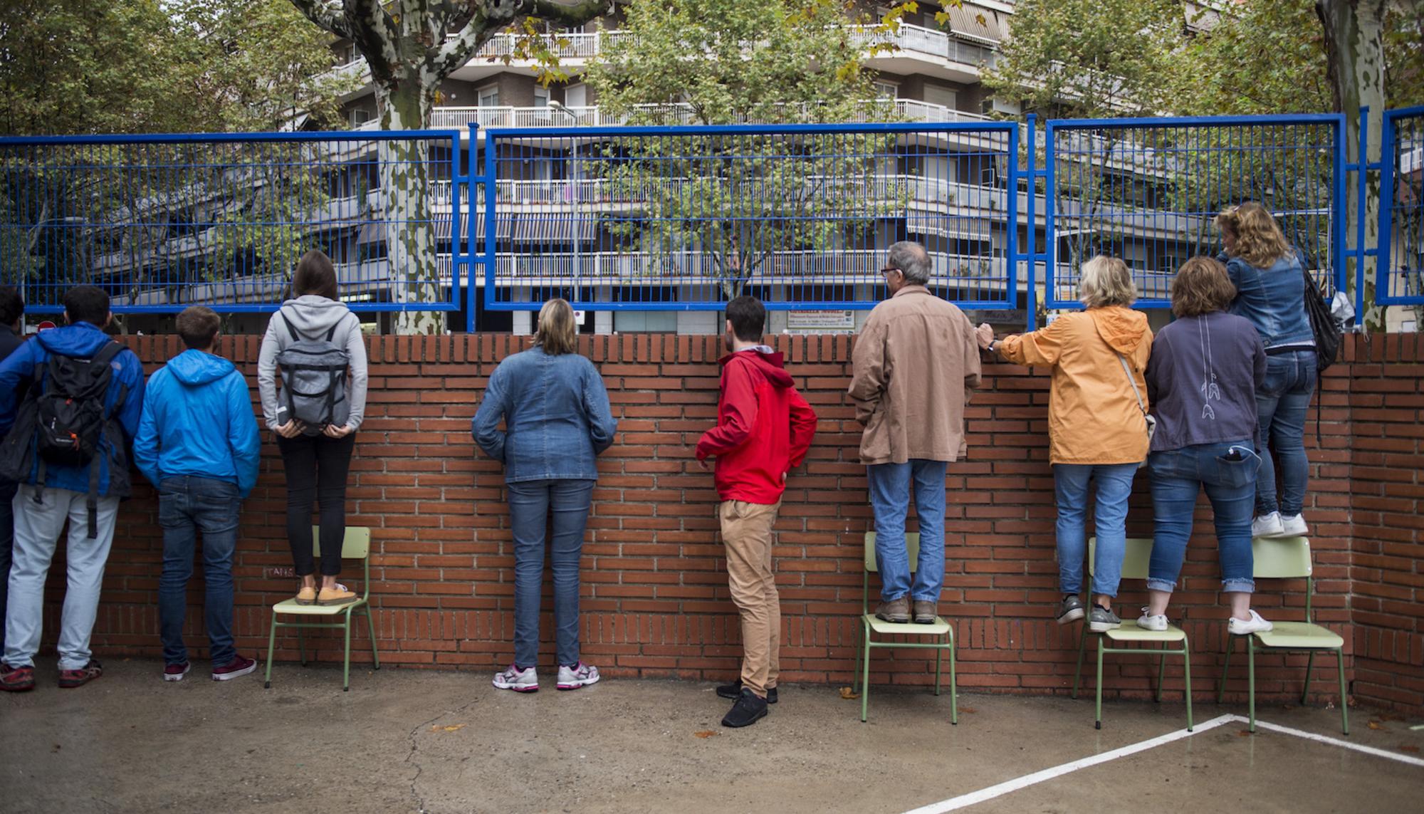 Esperando antidisturbios referendum