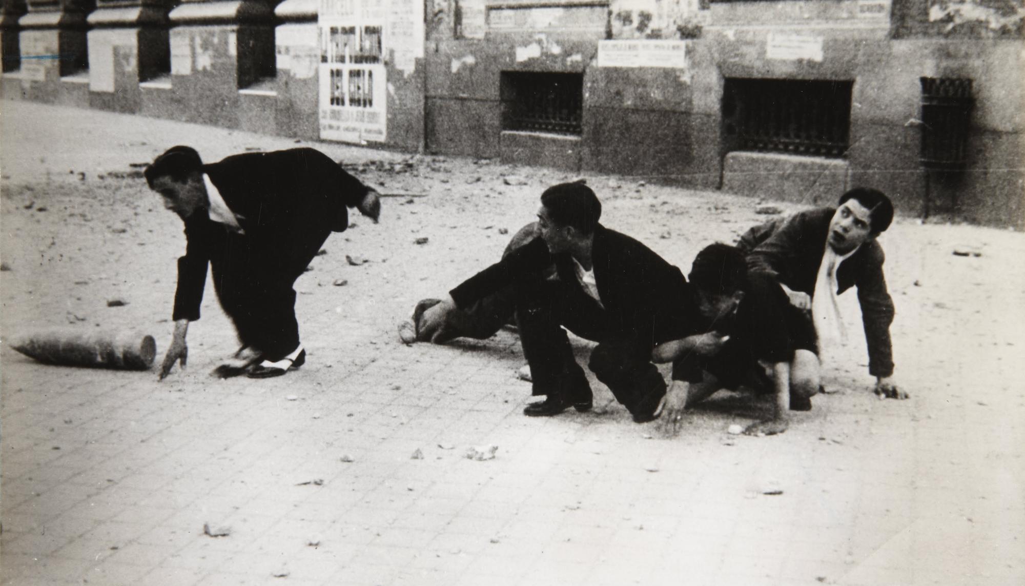 Bombardeos en Madrid Jóvenes huyendo de un proyectil caído en la Gran Vía