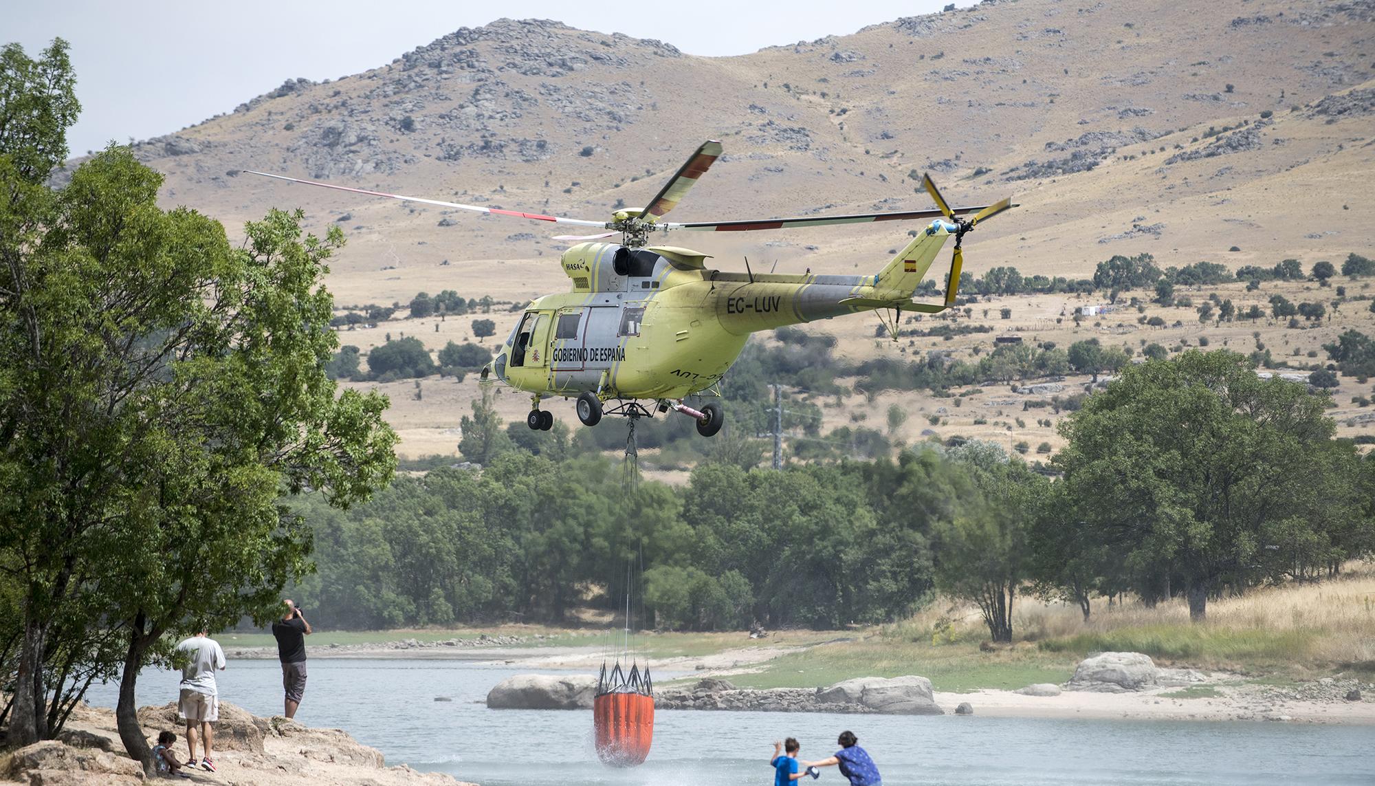 Trabajos de extinción de incendios en La Granja