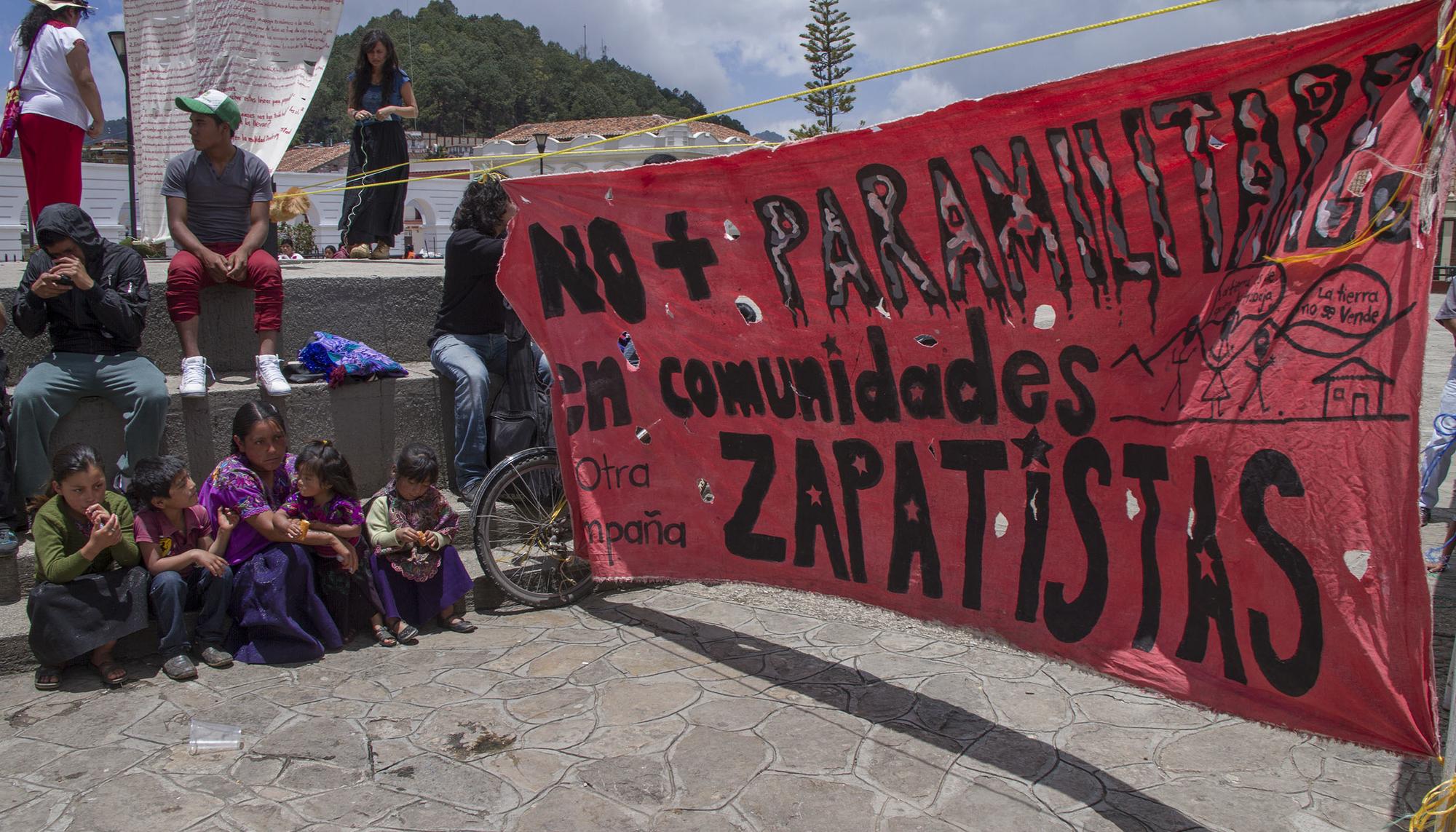 "No más paramilitares en comunidades zapatistas". Foto: Elizabeth Ruiz