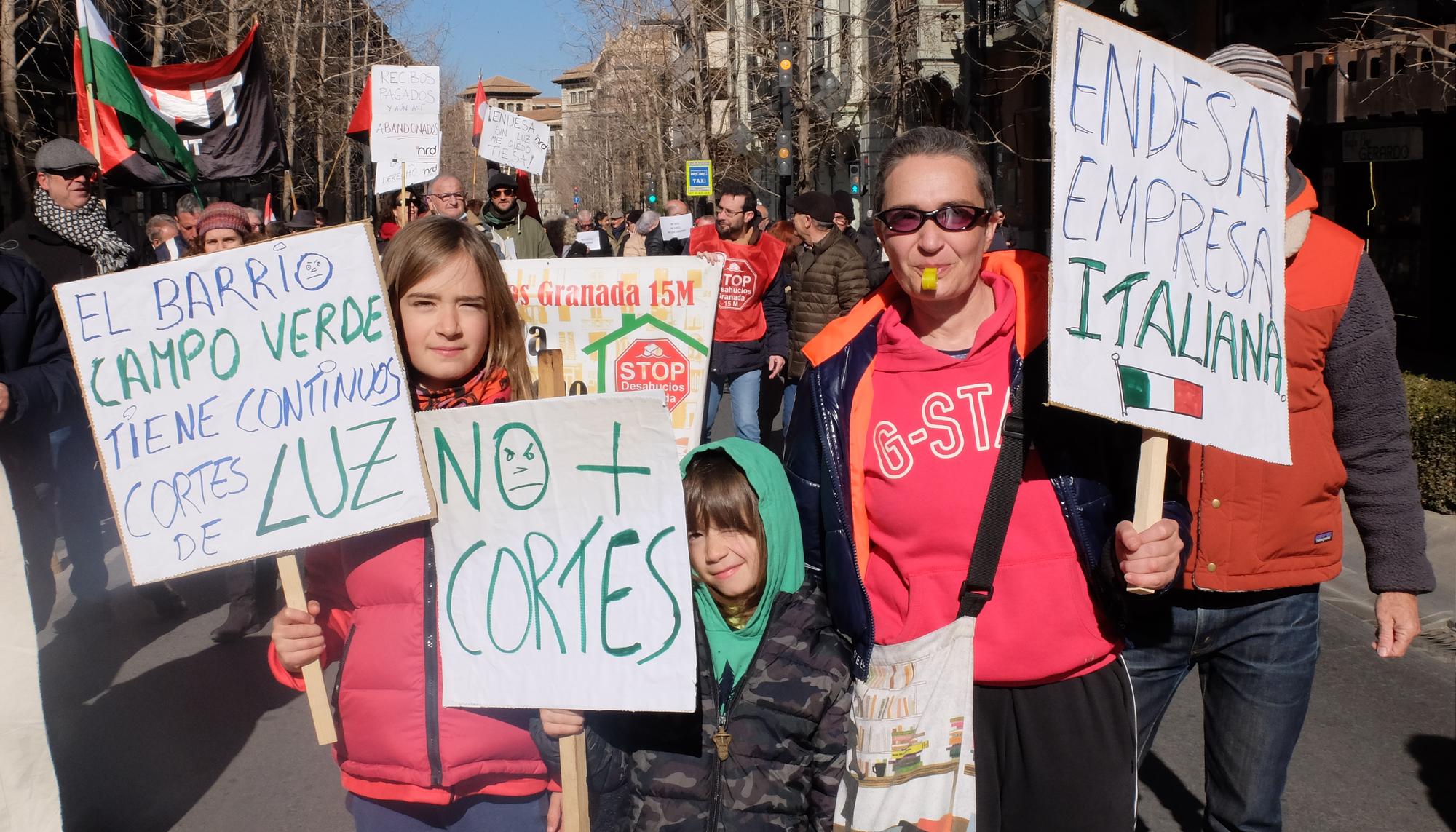 Familia afectada por los cortes de luz de zona norte en Granada