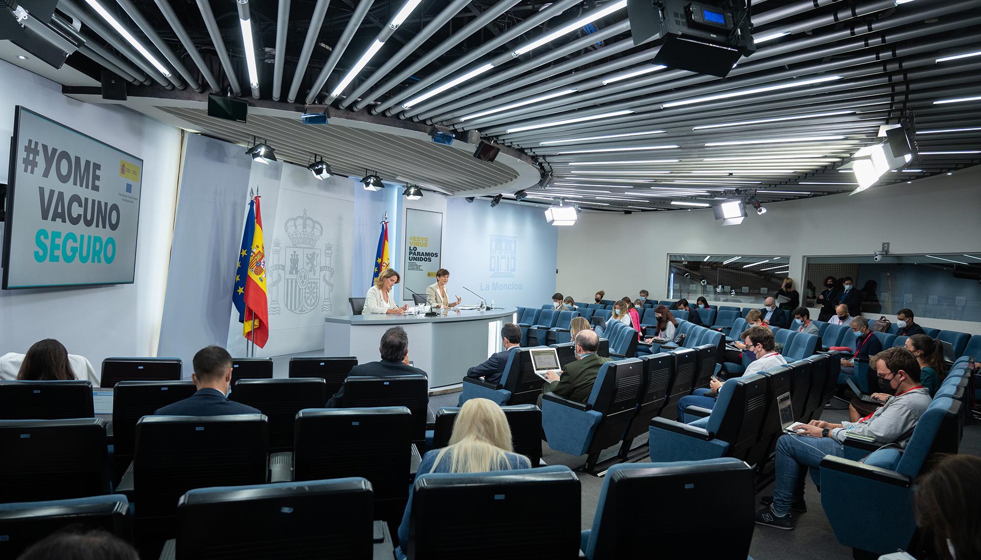 La ministra de Transición Ecológica, Teresa Ribera, presenta el plan de choque para abaratar el recibo de la luz.