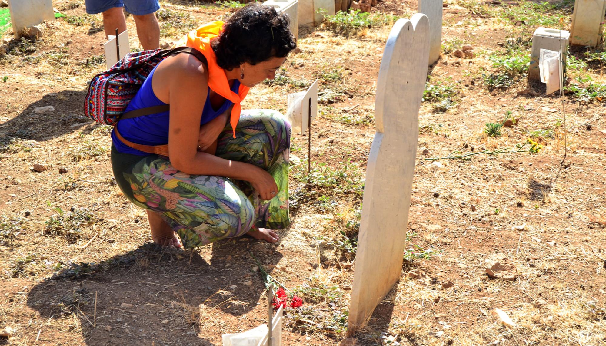 Caravana Abriendo Fronteras en el cementerio de Rotoli en Palermo. 01