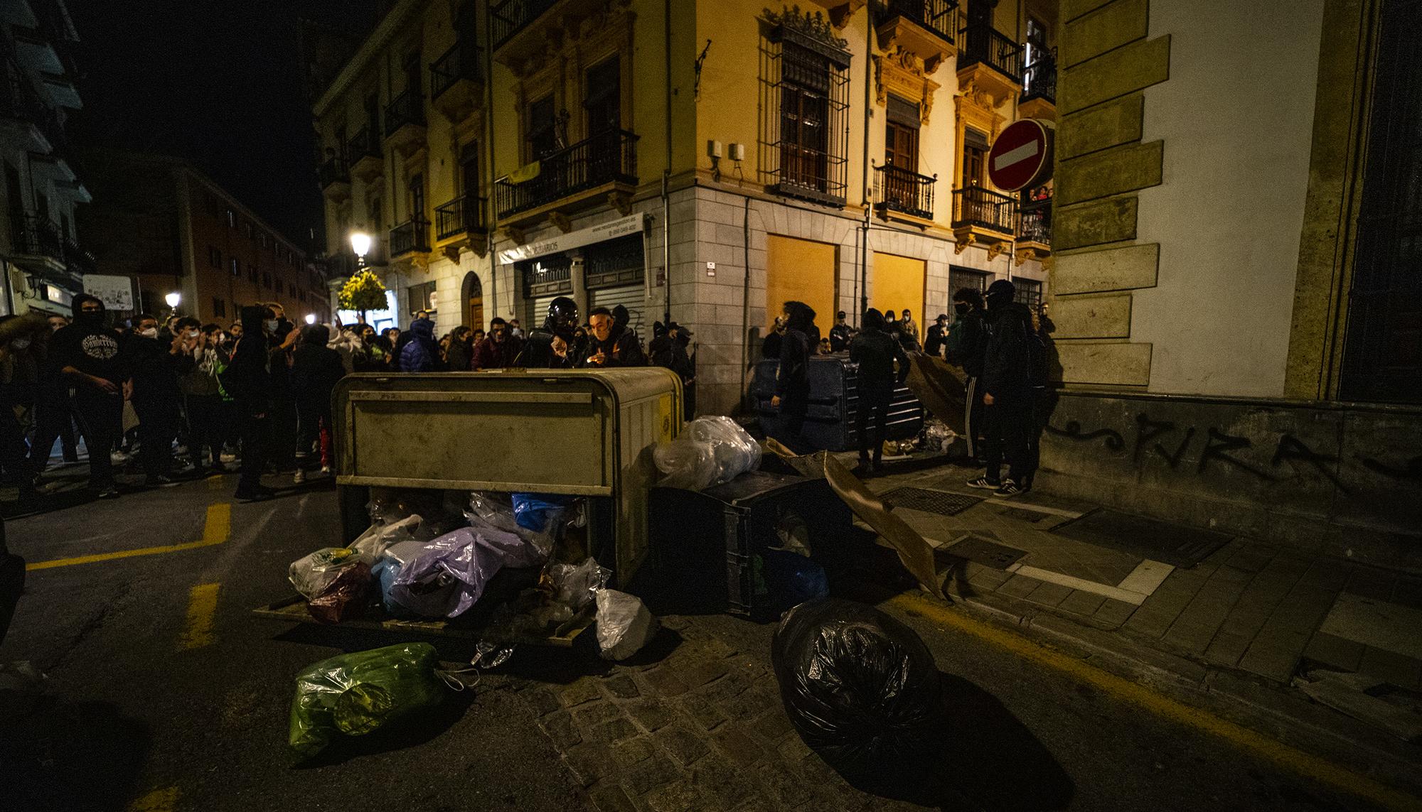 Barricadas en la manifestación de Granada por la encarcelamiento de Pablo Hasél - 4