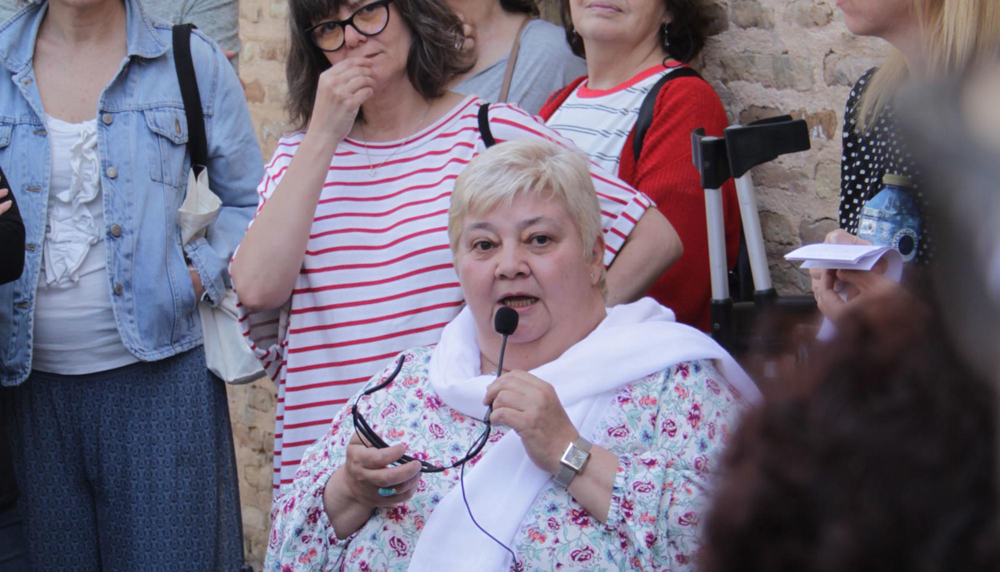Janes Walk Mujer hablando en silla