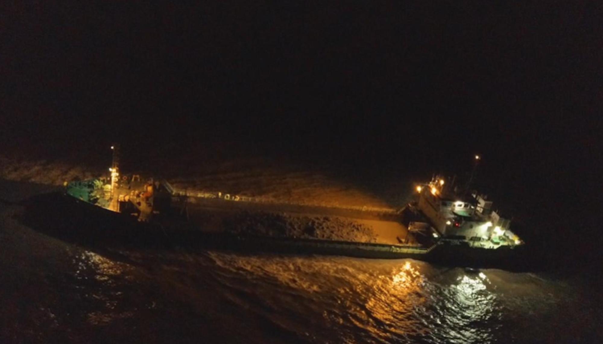 Barco de dragados y vertido en acción en la costa galesa una noche de 2018. Fuente: Beyond Nuclear International.