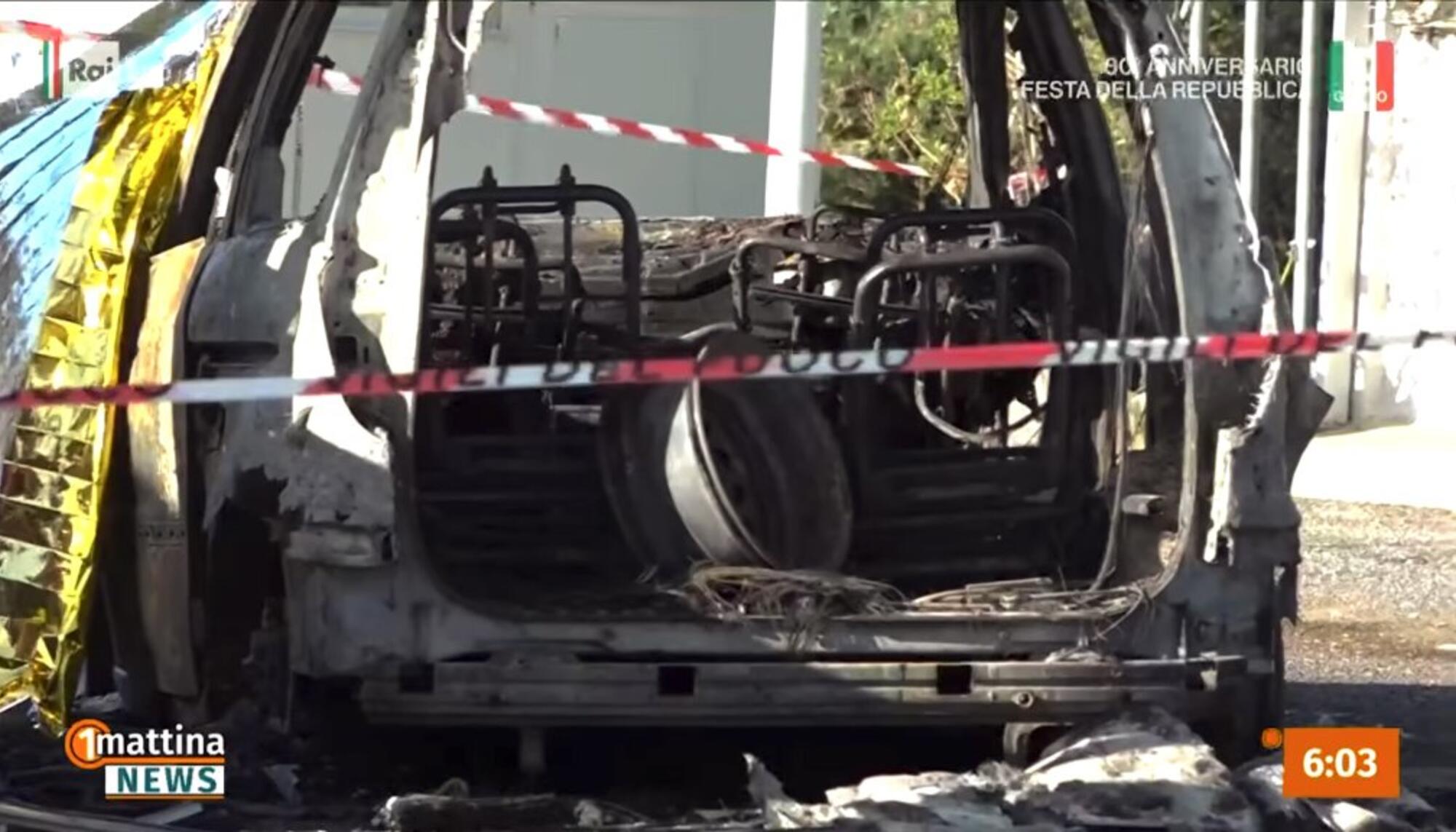 Captura de pantalla del estado del vehículo en el que fueron quemadas cinco personas en Amendolara (Calabria).