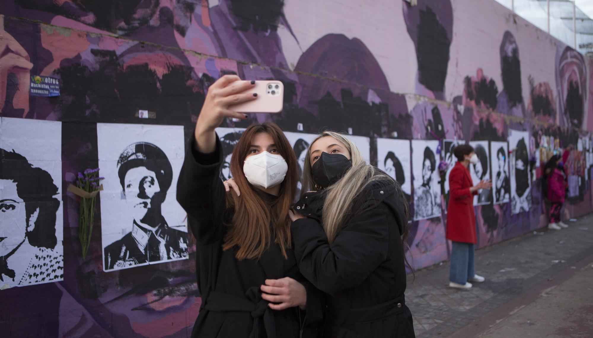 Concentración en el mural feminista de Ciudad Lineal el 8M - 8